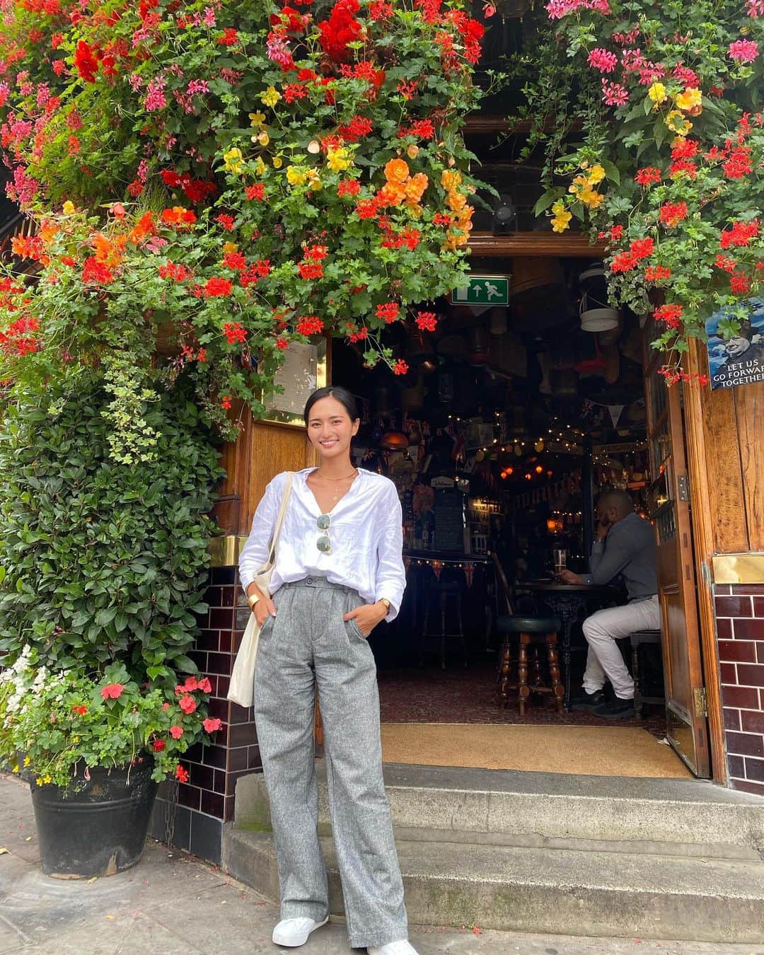 山賀琴子さんのインスタグラム写真 - (山賀琴子Instagram)「ootd ロンドン編🇬🇧  ロンドンにしては暑い！と聞いていたので 薄着しか持って行ってなくて困ったロンドン🫠 寒すぎて… 持ってきてたことを忘れていたロングボトムスとシャツに助けられたのでありました」9月17日 21時21分 - kotokoyamaga
