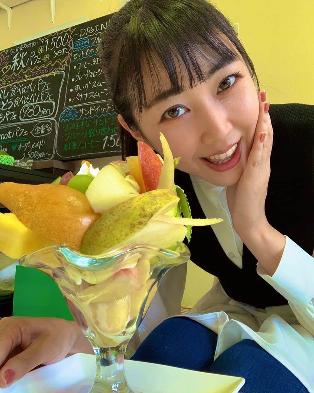 高橋沙織さんのインスタグラム写真 - (高橋沙織Instagram)「先日東京に行ったので、 プチアンバサダーをさせていただいている、 武蔵小山のbergamot  fruitさんに行ってきました^ ^  久しぶりです〜っとお店に入ると、 店主の熊木さん、またまためちゃくちゃ驚いてくださり、、笑 パフェが食べたいです！と言うとまたまたこんなにフルーツモリモリの夢のようなパフェを作ってくださいました！！  ほんとにすごい〜魔法使いでは？と思っております。  大好きなブドウも何種類も入ってて、 この日のマンゴーがまた絶品。 イチジクや桃に梨、さおりんが好きな果物ばっかりで一口一口幸せ噛み締めていただきました。 もちろんペロリと完食🍇🍐🍑🥭🍈  いつもフルーツ屋さんの熊木さんも私の食べっぷりには驚いてくださいます。  bergamot  fruitさんは店内ではその季節に美味しいフルーツの芸術的なパフェが食べられますよ〜 近くに行った際はぜひ寄ってみて^ ^ さおりんの写真も飾ってくれてる...かも？  またカットフルーツの盛り合わせや果物の詰め合わせも人気でギフトにピッタリ⭐︎ 熊木さんが予算や要望に合わせて優しく相談に乗ってくださいます^ ^ @bergamotfruits のインスタもチェックしてみてね〜  #bergamotfruits #ベルガモット #フルーツ #武蔵小山 #オーダーメイドパフェ #プチアンバサダー #アルミカンさおりん #フルーツ大好き芸人」9月17日 21時57分 - arumikan_saorin