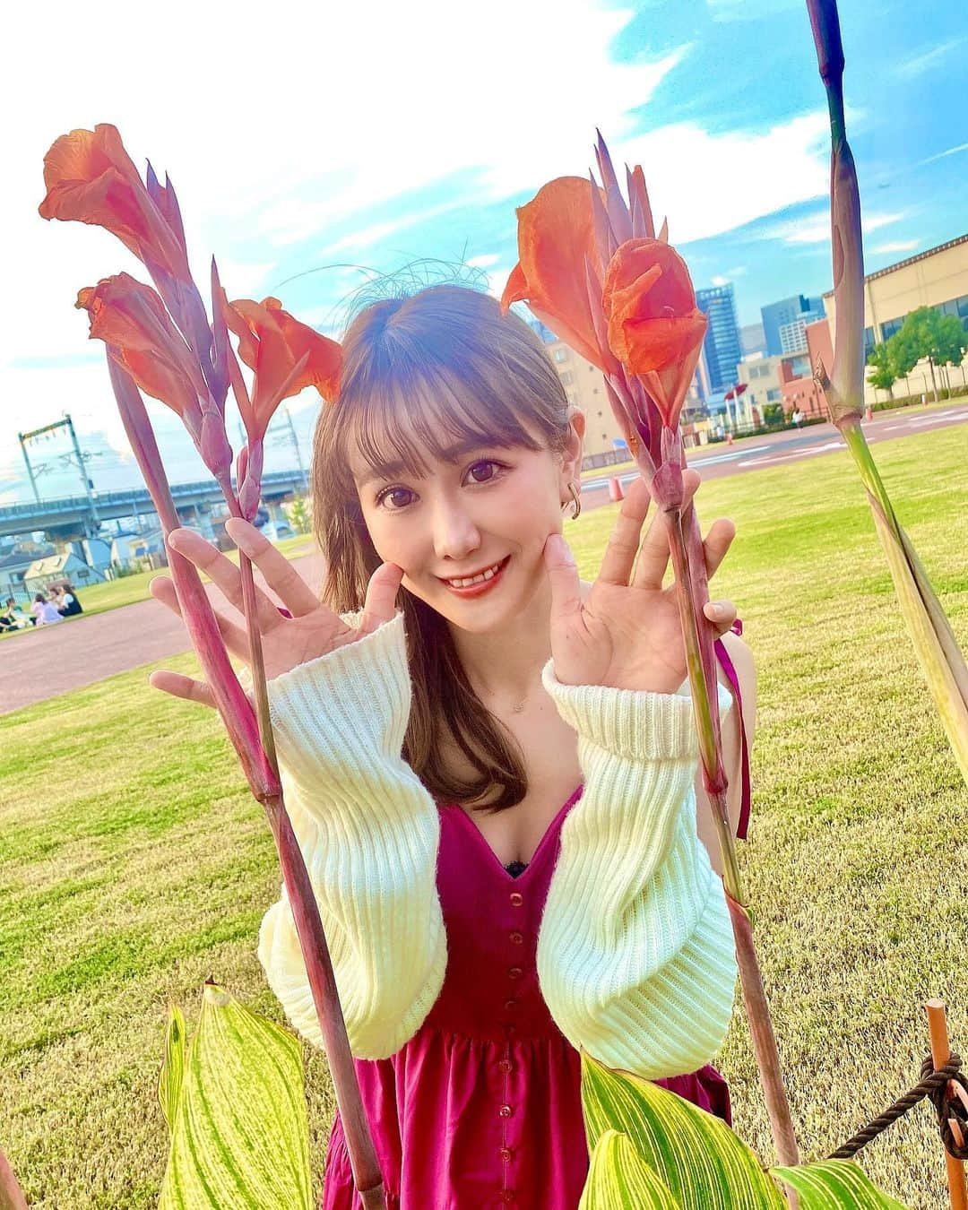 日向カンナさんのインスタグラム写真 - (日向カンナInstagram)「カンナの花にはいつもパワーを沢山もらうんです☺️✨✨同じ名前の大切な存在。  カンナの花言葉は、「情熱」「快活」「熱い思い」「妄想」があるんです🌼   「情熱」「快活」「熱い思い」は、熱気に負けずに咲く強い花のイメージから🤭一方で「妄想」は、トロピカルで幻想的な花から付けられてるんだって🌼  他にも「永遠」「堅実な未来」という花言葉もあって、確かに私は意外と現実派で、足元を見て一歩ずつコツコツ進むタイプなんです🌼へへ。  夏といえば、9月なのにまだまだノースリーブでいられるなんて！ビックリな毎日です😳 今年は本当に暑い日が続いておりますね🌻まだまだ私も暑さに負けずに、エンタメ熱をしっかり持って、自分にできる事頑張りたいと思います🤗  原点に戻れる「カンナの花」なのでした🌼 皆は原点に戻れるものって、何かありますか❓  #カンナの花 #広島 #flower #summer  #japanease #Japaneseculture #花 #夏服 #青空 #空 #自然が好き #リラックス #休日の過ごし方 #お散歩 #tokyo #love #カメラ女子 #モデル #モデル募集 #大人可愛い #大人女子 #大人カジュアル #followme #ダンサー　#instagood #タビジョ#japan #笑顔が一番 #笑顔が人を幸せにする #ありがとう」9月17日 21時58分 - kanna_hinata