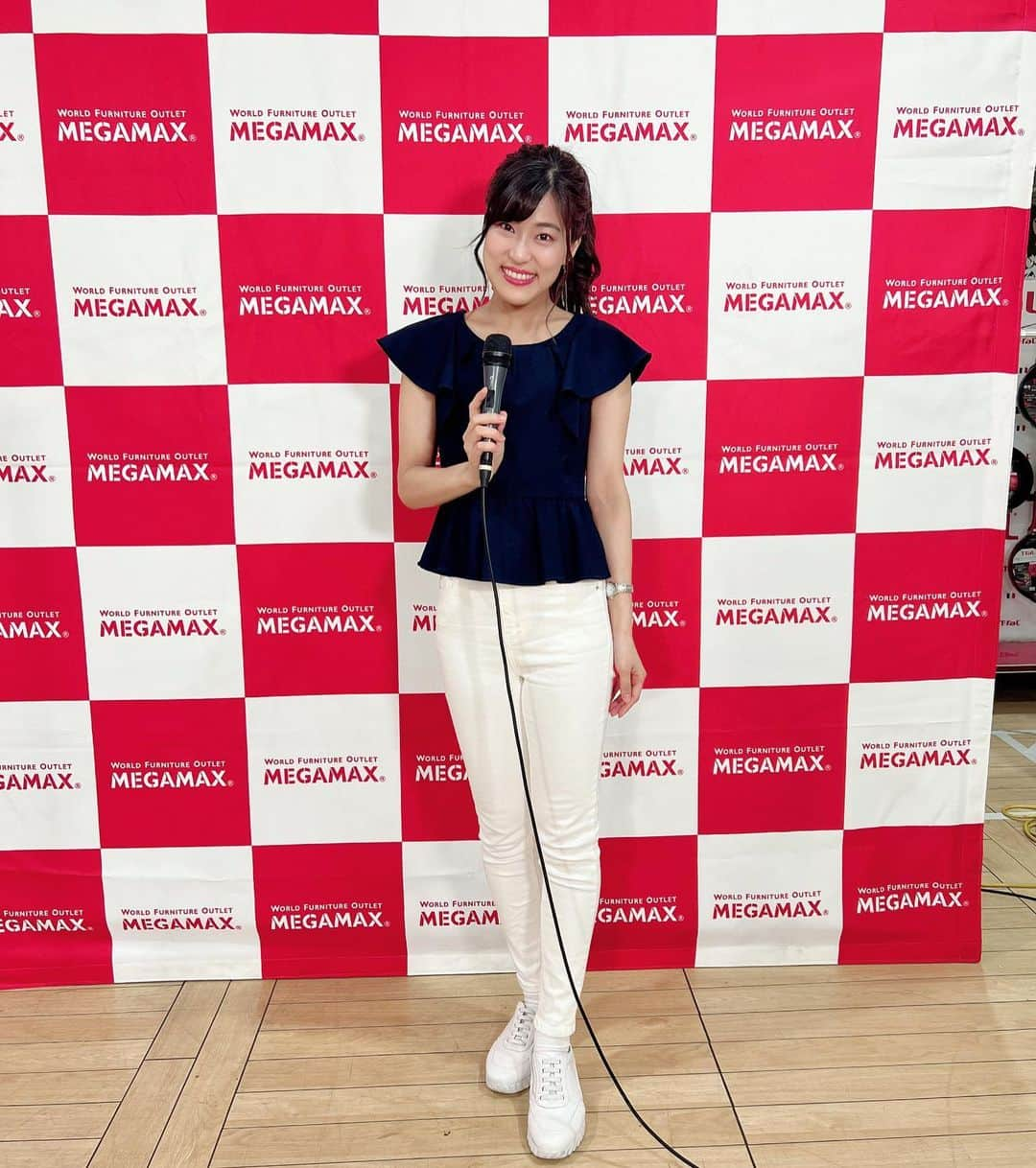 竹内里奈さんのインスタグラム写真 - (竹内里奈Instagram)「👗今日はイベントなので、 白パンとポニーテールで気合い入れました😤✨ アウトレット芸人、 また来シーズンよろしくお願いします🌸🌸 ・ ・ ・ ・ ・ ・ #アウトレット芸人 #メガマックス #メガマックス千葉ニュータウン店 #チバテレ #お笑い #芸人 #お笑い好き #公開収録 #イベント #アナウンサー #mc #女子アナ #フリーアナウンサー #竹内里奈」9月17日 22時25分 - rina.takeuch