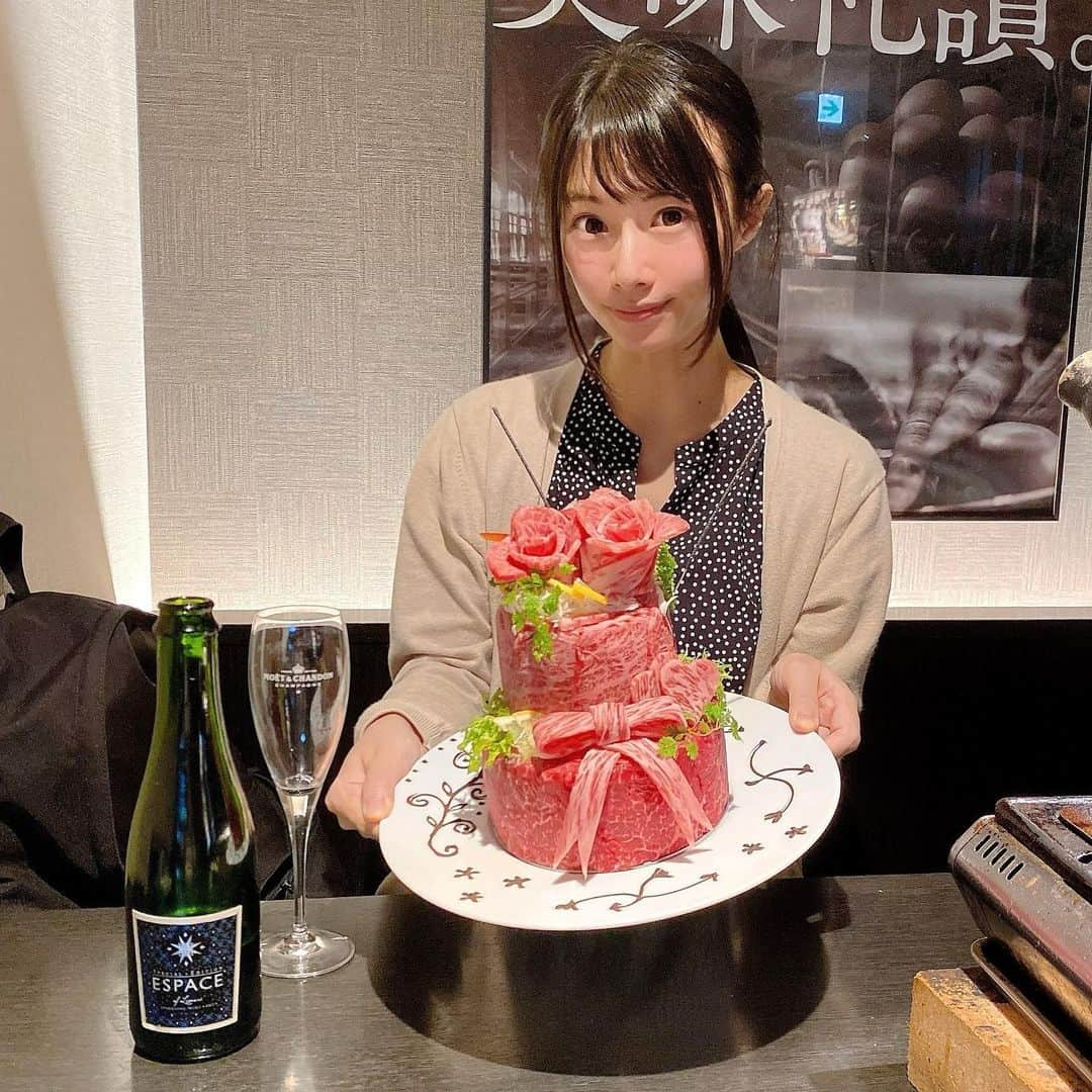 天津いちはさんのインスタグラム写真 - (天津いちはInstagram)「肉ケーキを頂いてきました🎂🐮  山形牛一頭買いITAMAE焼肉 美美さんにて アニバーサリーコースを頂いてきました🥓  花火も見れて楽しかったです🧨  PR @yakiniku_bibi #北千住グルメ #北千住焼肉 #足立区グルメ #肉ケーキ #美美 #東京焼肉 #itamae焼肉美美」9月17日 22時41分 - ichichiha