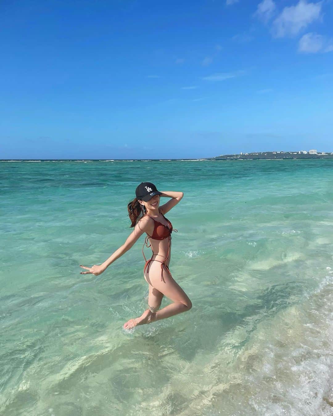 宮内理沙さんのインスタグラム写真 - (宮内理沙Instagram)「it was breathtaking, one of my best beaches🌺  撮影が終わった次の日から友人と合流して海やプールでゆっくりしたり好きなものを沢山食べたり沢山おしゃべりしたりととてもゆったりした時間を過ごしています😚✨ 今日は個人的にNo. 1ドーナツ屋さんを見つけて今後行きつけになりそう🤤♡💭  それにしてもはしゃいでるなあ、、😂」9月17日 22時52分 - risa_miyauchi