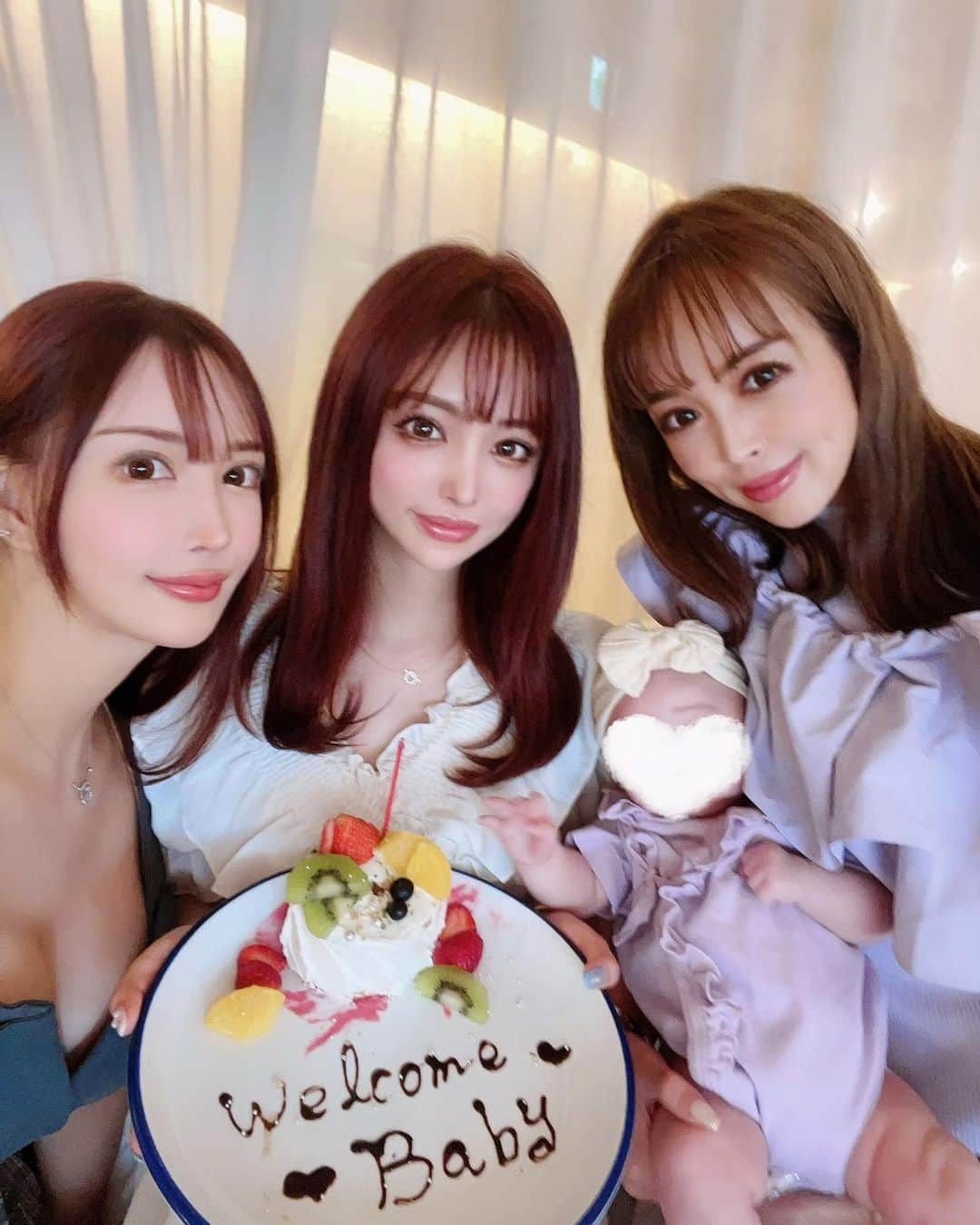 サキ吉さんのインスタグラム写真 - (サキ吉Instagram)「るみさんと蘭子にベビ吉のお祝いしてもらったよー👶🏻🍼💞 いつも優しい2人に本当に感謝🥲✨ プレゼントの中身は次の投稿で🎁💕 ． たくさん可愛がってもらえてニコニコなベビ吉なのでした💛💛💛 本当にありがとう🥰らぶ💛 ． ． ．  #新米ママ #女の子ママ #令和4年ベビー #女の子ベビー #赤ちゃんのいる暮らし #赤ちゃんのいる生活 #子育て #ママライフ #ママ垢さんと繋がりたい #0歳児ママ #産後ダイエット #chanomacafe #chanoma代官山 #赤ちゃんOK #子連れランチ  #子連れカフェ #代官山カフェ #代官山ランチ」9月17日 22時55分 - sakikichi1201