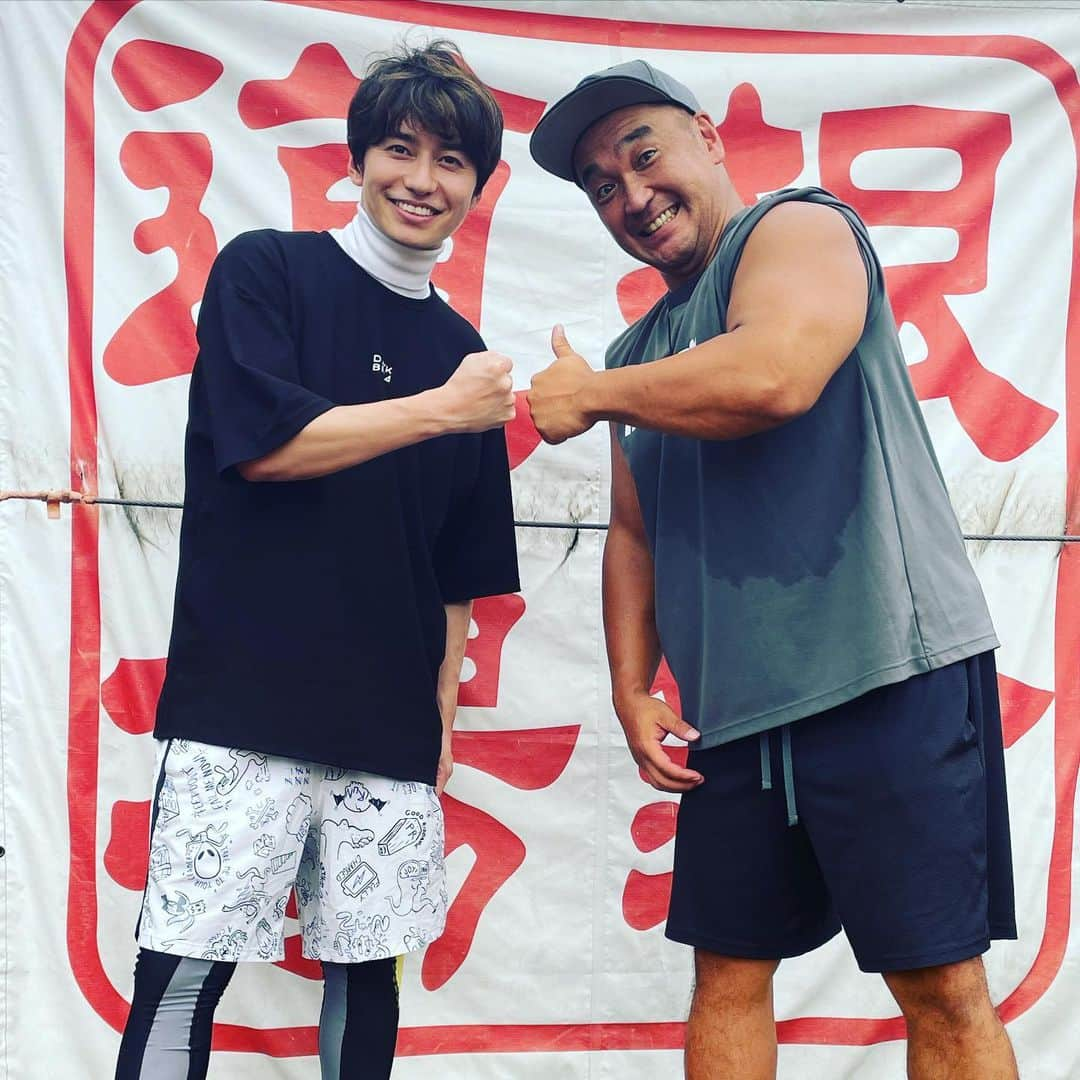 武田航平さんのインスタグラム写真 - (武田航平Instagram)「『アラボーイ!!project!!supported by 根鈴道場』 ⚫︎中学までしか野球をやっていない俳優36歳が本気で野球をやったら上手くなるのか⁉︎ 〜打者編〜 Me2ROOMさんでの130km project!!投手編も継続しながら、やはり野球なので打者編もやろう！！  ということで…  いつの時代も己の力で野球界を切り拓いてきた… 根鈴雄次さんのもとへ！ @yujinerei  根鈴さんは野球好きの人がみたらすぐにわかる、言わずと知れた求道者です。  兄が新潟アルビレックスBCに在籍していたときのチームメイトであり、師匠で、ご縁があり指導をお願いしました。  日本人野手としてメジャーリーガー第一号になるはずだった人なのです！  人間としても広い視野と、海外でチャレンジしてきた経験値からくる感性豊かな指導論で新時代の世界基準のスイングを教えてくれます。  なにより優しくて、楽しいです！！  野球を楽しみながらやることで上達できます。  技術面のことはぜひ！ 根鈴さんのインスタをご覧ください。  大谷選手やトラウト選手、ジャッジ選手がやっているスイングを手に入れる事ができます。  野球、ほぼ初心者のようなぼくでもその日に感覚を掴むことのできるようなわかりやすい指導です。 (この笑顔が楽しさを物語ってるでしょ？？笑)  プロ選手から学生の選手、小学生や中学生の選手たちも通っているので、ぜひちょーおすすめです！  ぼくもまだまだ野球がんばろ〜。　  根鈴さんありがとうございました！  アラボーイ！  #根鈴道場  #根鈴雄次  #アラボーイ #縦スイング #野球塾 #baseball」9月18日 1時09分 - kouhei_takeda.official