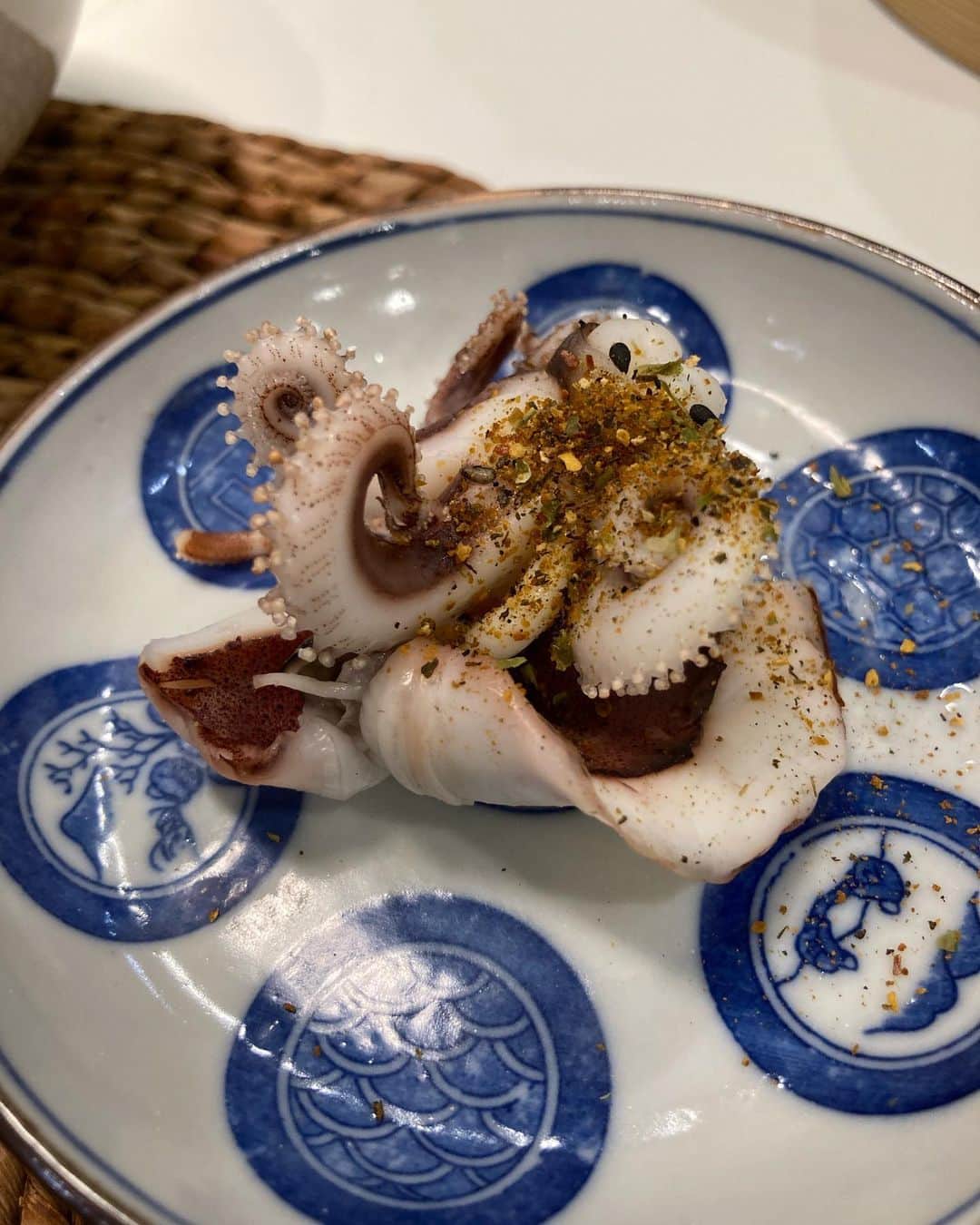 安藤優子さんのインスタグラム写真 - (安藤優子Instagram)「受け継ぐ‼️  お早うございます‼️  昨日は、母の妹、つまり私の叔母の家に、リン共々立ち寄りました。  つい最近72年間連れ添った伴侶を亡くし、いろいろとお家のものを整理中。  叔父にお線香をあげに行ったのですが、叔母から「なんでも好きなもの持って行って！」と言われて、昔々から大切に使ってきたという大皿をいただいてきました。  ので、早速手巻き寿司の用意。  とても大きいので、そのままお刺身を盛ると貧弱になるので、小さなお皿などを動員して、少し高さを出しました。  テーブルの上でも存在感抜群。  大切に使いますね。  あとは、ひき肉と三つ葉のエスニックサラダなどを箸休めに。  そして、叔母の家でひとしきりはしゃいだリンは、ハイ、お約束のへそ天（笑）  さてこの3連休、台風14号がとにかく心配です。  毎年「経験したことのない」台風がどんどん勢力を増して来るようになりました。  九州の皆さん、安全第一でお過ごしください。  さっ本日も我が家はあまり3連休関係ない感じですが、リンのカイロプラクティック治療など、あれこれ（笑）です。  みなさまも安全に、楽しい１日をお過ごしください。  #お皿を受け継ぐ  #フレンチブルドッグ  #安藤優子」9月18日 6時26分 - yukoando0203