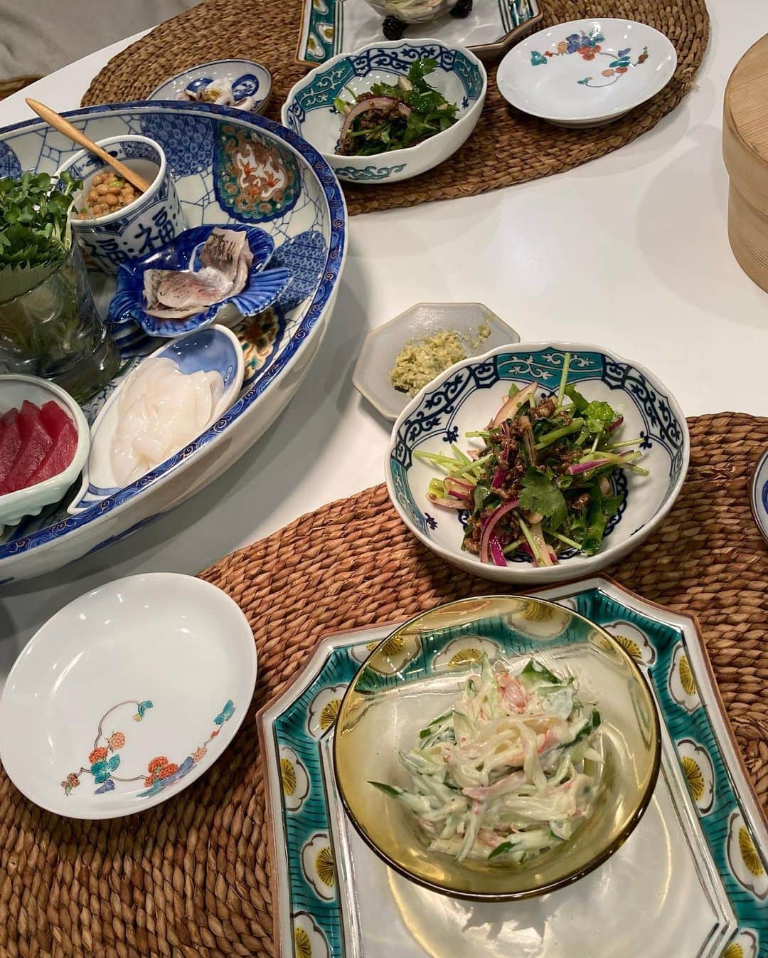 安藤優子さんのインスタグラム写真 - (安藤優子Instagram)「受け継ぐ‼️  お早うございます‼️  昨日は、母の妹、つまり私の叔母の家に、リン共々立ち寄りました。  つい最近72年間連れ添った伴侶を亡くし、いろいろとお家のものを整理中。  叔父にお線香をあげに行ったのですが、叔母から「なんでも好きなもの持って行って！」と言われて、昔々から大切に使ってきたという大皿をいただいてきました。  ので、早速手巻き寿司の用意。  とても大きいので、そのままお刺身を盛ると貧弱になるので、小さなお皿などを動員して、少し高さを出しました。  テーブルの上でも存在感抜群。  大切に使いますね。  あとは、ひき肉と三つ葉のエスニックサラダなどを箸休めに。  そして、叔母の家でひとしきりはしゃいだリンは、ハイ、お約束のへそ天（笑）  さてこの3連休、台風14号がとにかく心配です。  毎年「経験したことのない」台風がどんどん勢力を増して来るようになりました。  九州の皆さん、安全第一でお過ごしください。  さっ本日も我が家はあまり3連休関係ない感じですが、リンのカイロプラクティック治療など、あれこれ（笑）です。  みなさまも安全に、楽しい１日をお過ごしください。  #お皿を受け継ぐ  #フレンチブルドッグ  #安藤優子」9月18日 6時26分 - yukoando0203