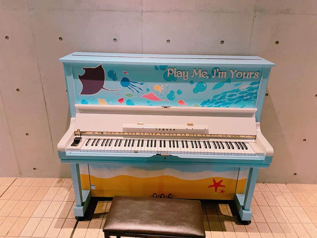 石田ひかりさんのインスタグラム写真 - (石田ひかりInstagram)「大船渡の街角ピアノ🎹 うみの仲間たちがたくさん描かれていて とっても可愛らしく、すてきでした🦀🐬🐠🐡🐙🦑🐳☺️  いつの日か、街角でピアノに出会ったら 一曲でいいからポロロンポロロンと 奏でられるようになるのが目標であり いろんなところのピアノを弾きに旅するのもいいなあ なんて思っています☺️  #大船渡 #街角ピアノ」9月18日 10時24分 - hikaringo0525