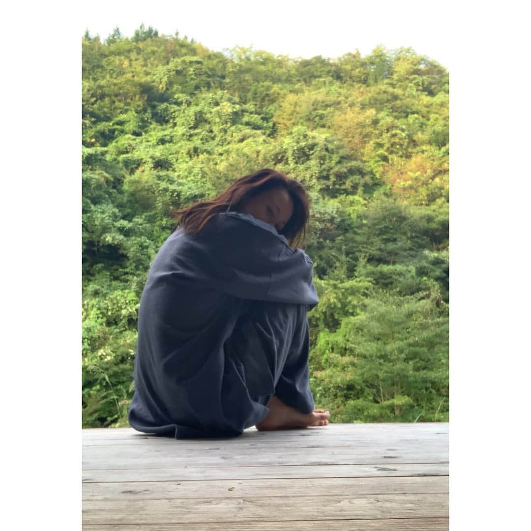 長崎真友子さんのインスタグラム写真 - (長崎真友子Instagram)「【高知のたび③お宿編】 高知県は津野町へ行ってきました‼︎ たびに欠かせないのがお宿‼️今回は、中四国で泊まって良かったお宿No.1になっている、#せいらんの里 に予約をとっていただきました！  四万十川源流に1番近いお宿で、リニューアルして移設されているからとても新しくて綺麗✨大自然の中、美味しいお食事満喫してきました‼︎  高知名物の鰹のたたきやら、四万十ポークやら、美味しくたっぷりいただきました🍽✨  夜にお部屋から見える満天の星空はキューンとしました♫川の流れや虫の音が心地よかったです‼️  寝起きすっぴんボサボサショットも載せておきます‼︎笑。  朝ご飯も大自然の中で食べられて幸せ〜💓本当に炊き立てご飯が美味しくて、完食♫やはり綺麗なお水で炊くと美味しいんだなぁ〜♫  多賀アナと牛島アナと、津野町をどうやったら盛り上げられるか、また、今後の女子アナ47の作戦などもたっぷり練ることができました☺️お2人がいたからこのたびの充実度や楽しさも倍増💓ありがとうございます‼️  今度は家族と来たいなぁ〜☺️♫子どもたち大はしゃぎだろうね‼︎でも、本当に予約が取れないで有名なので、おはやめのご予約おススメします❣️  #女子アナ47 #地方創生　#地方局　#フリーアナウンサー　#アナウンサー #地方創生アナウンサー　#動画制作 #津野町 #高知県津野町 #tsunocho #kochi #ご当地商品　#japanesegirl #announcer #四万十　#四万十川　#四万十源流　#魅力発見　#国内旅行 #旅行好きな人と繋がりたい #たびすたぐらむ　#旅館　#鰹のたたき #四万十ポーク　#お宿 #予約が取れない」9月18日 11時11分 - mayuko_nagasaki