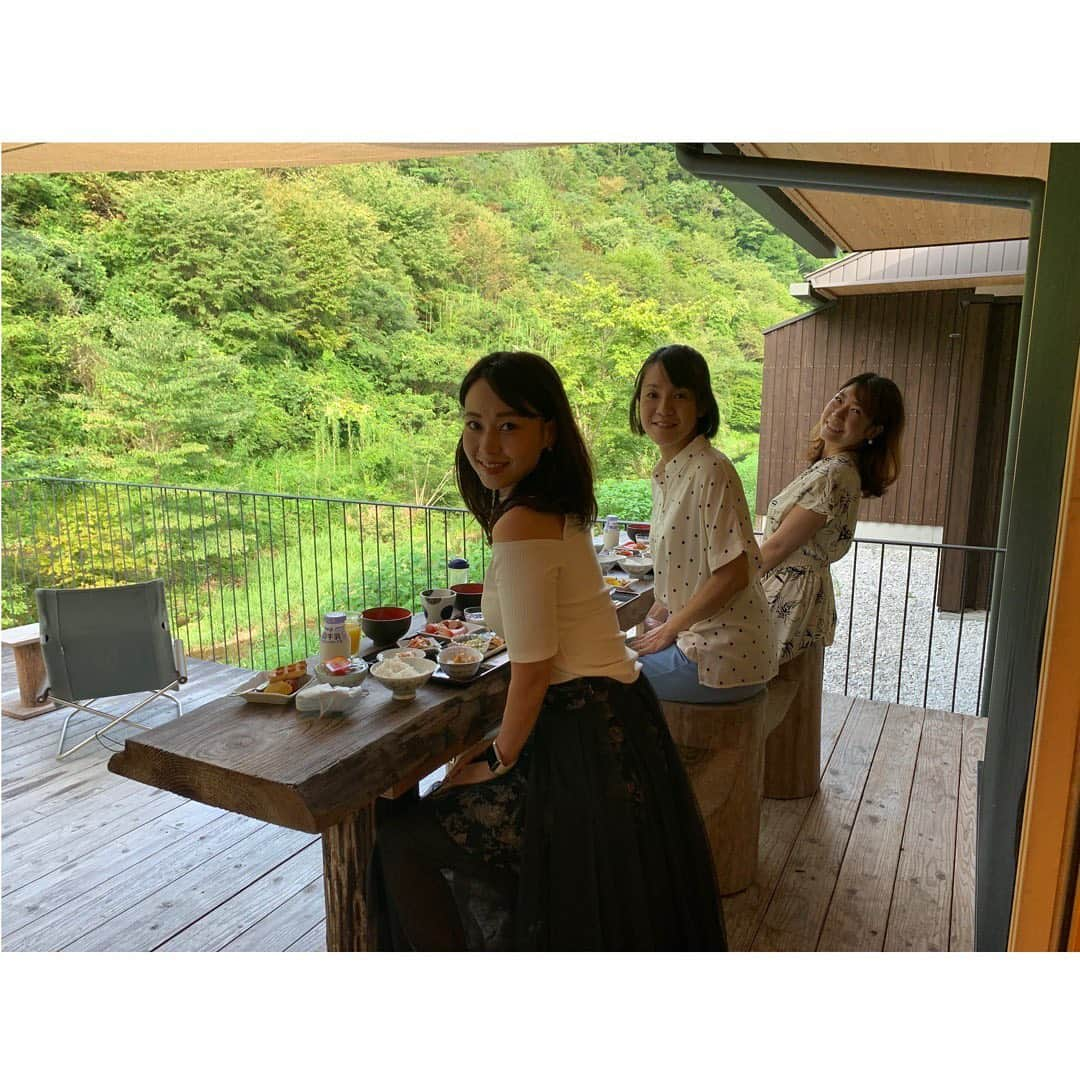 長崎真友子さんのインスタグラム写真 - (長崎真友子Instagram)「【高知のたび③お宿編】 高知県は津野町へ行ってきました‼︎ たびに欠かせないのがお宿‼️今回は、中四国で泊まって良かったお宿No.1になっている、#せいらんの里 に予約をとっていただきました！  四万十川源流に1番近いお宿で、リニューアルして移設されているからとても新しくて綺麗✨大自然の中、美味しいお食事満喫してきました‼︎  高知名物の鰹のたたきやら、四万十ポークやら、美味しくたっぷりいただきました🍽✨  夜にお部屋から見える満天の星空はキューンとしました♫川の流れや虫の音が心地よかったです‼️  寝起きすっぴんボサボサショットも載せておきます‼︎笑。  朝ご飯も大自然の中で食べられて幸せ〜💓本当に炊き立てご飯が美味しくて、完食♫やはり綺麗なお水で炊くと美味しいんだなぁ〜♫  多賀アナと牛島アナと、津野町をどうやったら盛り上げられるか、また、今後の女子アナ47の作戦などもたっぷり練ることができました☺️お2人がいたからこのたびの充実度や楽しさも倍増💓ありがとうございます‼️  今度は家族と来たいなぁ〜☺️♫子どもたち大はしゃぎだろうね‼︎でも、本当に予約が取れないで有名なので、おはやめのご予約おススメします❣️  #女子アナ47 #地方創生　#地方局　#フリーアナウンサー　#アナウンサー #地方創生アナウンサー　#動画制作 #津野町 #高知県津野町 #tsunocho #kochi #ご当地商品　#japanesegirl #announcer #四万十　#四万十川　#四万十源流　#魅力発見　#国内旅行 #旅行好きな人と繋がりたい #たびすたぐらむ　#旅館　#鰹のたたき #四万十ポーク　#お宿 #予約が取れない」9月18日 11時11分 - mayuko_nagasaki