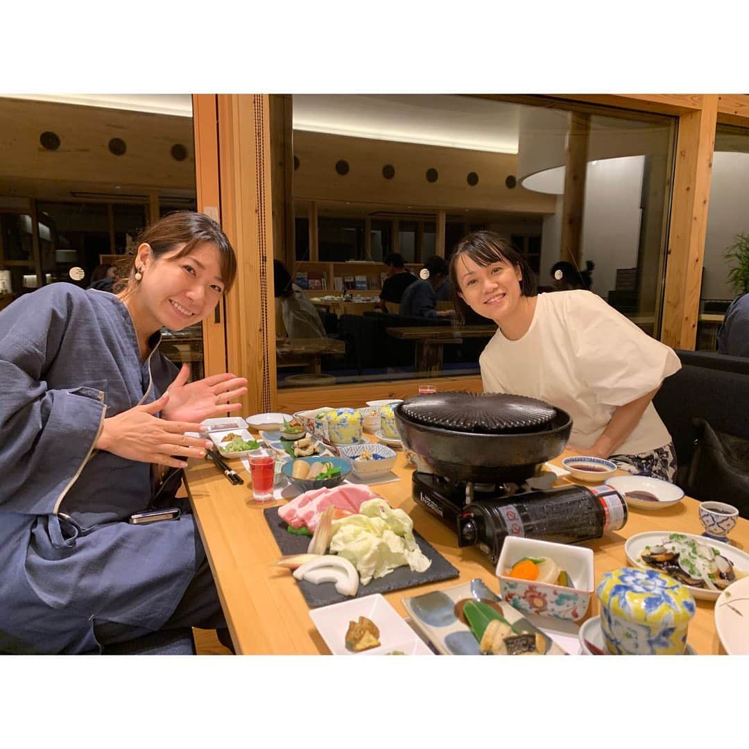 長崎真友子さんのインスタグラム写真 - (長崎真友子Instagram)「【高知のたび③お宿編】 高知県は津野町へ行ってきました‼︎ たびに欠かせないのがお宿‼️今回は、中四国で泊まって良かったお宿No.1になっている、#せいらんの里 に予約をとっていただきました！  四万十川源流に1番近いお宿で、リニューアルして移設されているからとても新しくて綺麗✨大自然の中、美味しいお食事満喫してきました‼︎  高知名物の鰹のたたきやら、四万十ポークやら、美味しくたっぷりいただきました🍽✨  夜にお部屋から見える満天の星空はキューンとしました♫川の流れや虫の音が心地よかったです‼️  寝起きすっぴんボサボサショットも載せておきます‼︎笑。  朝ご飯も大自然の中で食べられて幸せ〜💓本当に炊き立てご飯が美味しくて、完食♫やはり綺麗なお水で炊くと美味しいんだなぁ〜♫  多賀アナと牛島アナと、津野町をどうやったら盛り上げられるか、また、今後の女子アナ47の作戦などもたっぷり練ることができました☺️お2人がいたからこのたびの充実度や楽しさも倍増💓ありがとうございます‼️  今度は家族と来たいなぁ〜☺️♫子どもたち大はしゃぎだろうね‼︎でも、本当に予約が取れないで有名なので、おはやめのご予約おススメします❣️  #女子アナ47 #地方創生　#地方局　#フリーアナウンサー　#アナウンサー #地方創生アナウンサー　#動画制作 #津野町 #高知県津野町 #tsunocho #kochi #ご当地商品　#japanesegirl #announcer #四万十　#四万十川　#四万十源流　#魅力発見　#国内旅行 #旅行好きな人と繋がりたい #たびすたぐらむ　#旅館　#鰹のたたき #四万十ポーク　#お宿 #予約が取れない」9月18日 11時11分 - mayuko_nagasaki