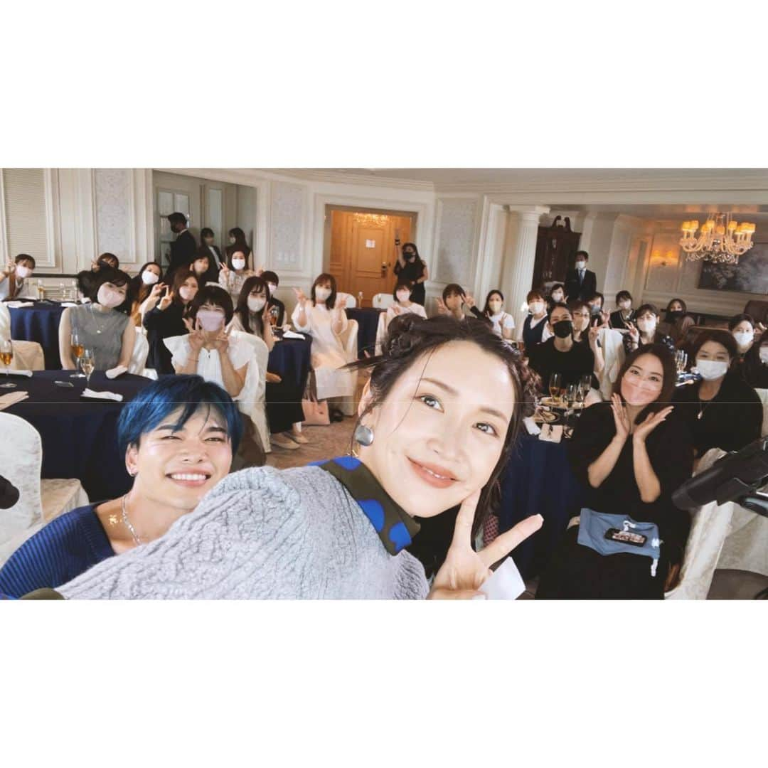 紗栄子さんのインスタグラム写真 - (紗栄子Instagram)「昨日は「NASU FARM VILLAGE THANKS DAY in OSAKA」のイベントがありました🎠🌹✨  今回のこのイベントは、6月末に行われた阪急うめだ本店での @nasufarmvillage のポップアップストアにてお買い物頂いたお客 様から抽選で選ばれた方々を対象に、感謝の気持ちを込めて招待させて頂きました😌🌹🤲🏻✨  いつも応援してくださるお客様と対面でコミニュケーションをとることができて、私や万太郎を始め、スタッフのみんなにとってもとても幸せな1日となりました😌💖✨  改めてありがとうございました💐✨  そして、このイベントはザ•リッツカールトン大阪様、IZA 様、NINA RICCI 様のご協力のもと開催させいただきました😌🙏🏻✨  このイベントでご提供いただいたデザートは @ninaricci が創設90周年を記念して開催している「NINA RICC Afternoon Tea」のメニューを特別にアレンジして頂きました🫶🏻☕️🌹💖  「NINA RICC Afternoon Tea」は、 @ritzcarlton.osaka 1階の「ザ ロビーラウンジ」にて、11月10日まで楽しめるとのことなので気になった方は是非お立ち寄りくださいね🌹☕️💖  またイベントやりたいな🥰🫶🏻🌷💕」9月18日 12時08分 - saekoofficial