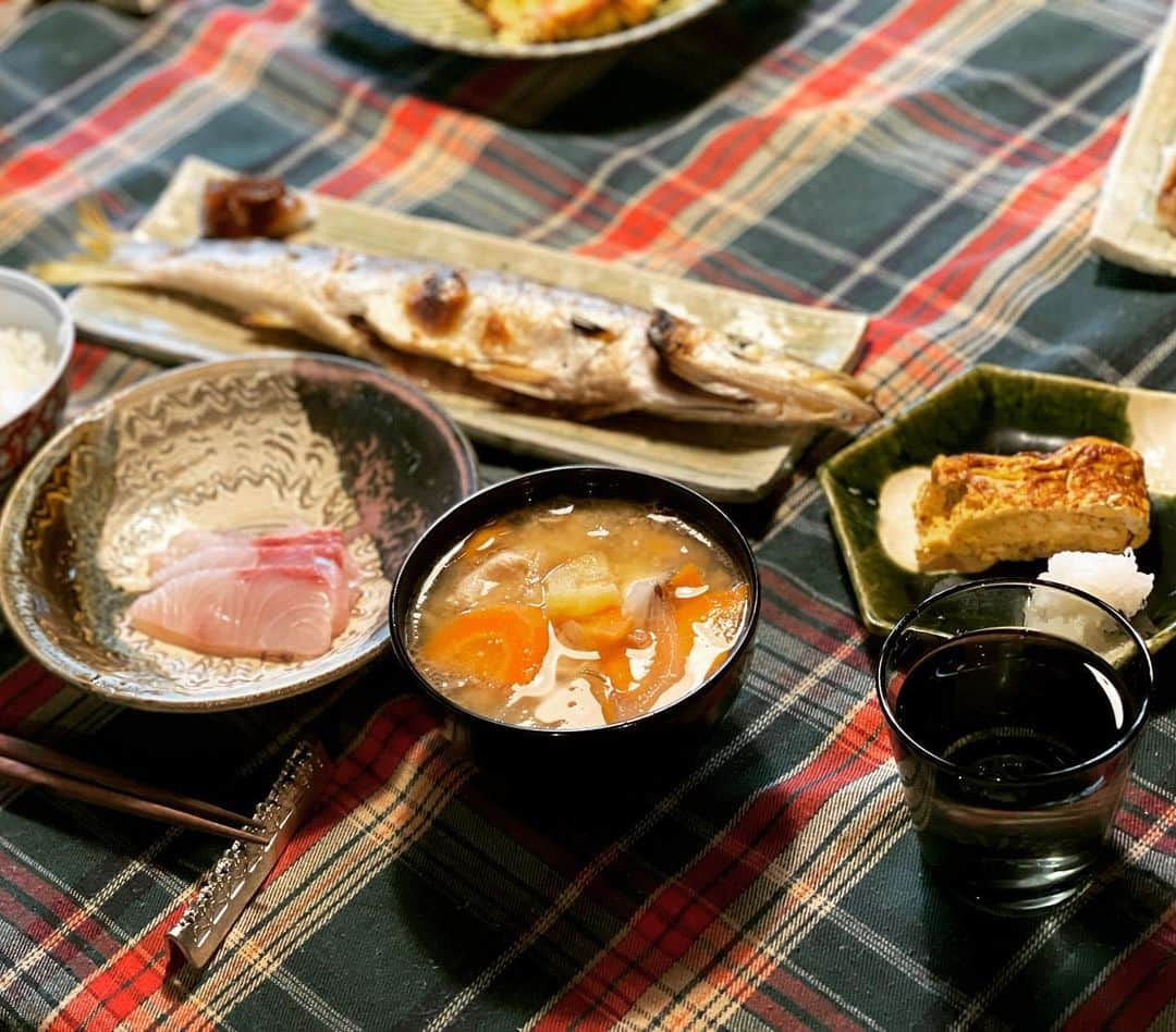 三浦瑠麗さんのインスタグラム写真 - (三浦瑠麗Instagram)「けさは娘がかますに塩をして焼きました。カンパチのお刺身も切って並べて。 わたしは豚汁と卵焼きをつくりました。 卵が古くなっていたので、お昼ごはんがわりにフルーツケーキも焼きました。1ヶ月はもちます。  ⭐️フルーツケーキレシピ⭐️ 小麦粉計量カップ2杯 ベーキングパウダー小さじ1 砂糖200g 卵4個 バター200g 塩少々 ウイスキーまたはブランデー50ml レーズンカップ1杯 ナッツカップ1杯 パウンドケーキ型  オーブンを220度に設定して予熱 レーズンにウイスキーまてはブランデーをかける ナッツは粗く刻む バターは室温に戻し、砂糖の大部分と卵黄とすり混ぜる 卵の白身は泡立て、残りの砂糖を加えてさらに泡立てる 卵黄とバターの方に白身をさっくりヘラで混ぜ合わせる 小麦粉とベーキングパウダーを篩（ザルでOK）に入れて上から半分まで振るう レーズンとナッツに小麦粉分量外をまぶす ナッツとレーズンを生地に加えざっくりと混ぜる 残りの小麦粉を入れ、切るように混ぜる 型に油を敷き、ベーキングペーパーを敷く タネを流し込み、ヘラでならして少し中央を窪ませる オーブンで20分 180度にして25分 アルミ箔を上からかぶせ、160度にして25分 オーブンから出して少し放置  出来上がったらまず出来立てを。余った分はクッキングペーパーに包み、その上からアルミ箔に包んで常温保存 かなりもちます。固くなったらウイスキーないしブランデーを振りかけて包んでおいてください。 2日くらい経ってからの方が味が馴染んで美味しいです。」9月18日 12時38分 - lullymiura