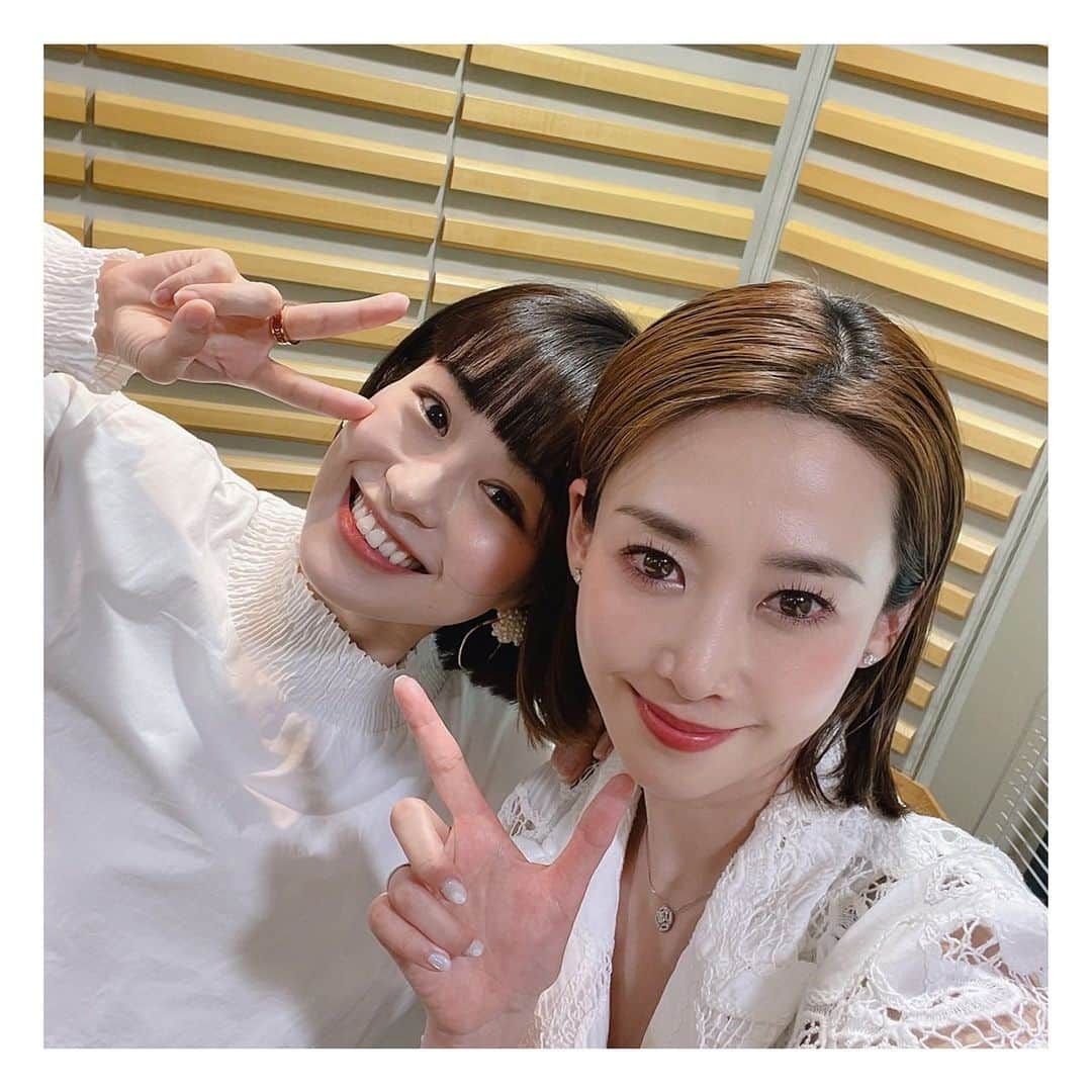 愛希れいかさんのインスタグラム写真 - (愛希れいかInstagram)「お知らせです♡  ニッポン放送 "龍真咲のMOONLIGHTPARTY" にゲスト出演させて頂きます😆  放送日は明日！ 9月19日(月)14時〜15時30分の特番です♡  真咲さんのラジオに呼んで頂けて、光栄です😭🤲 久しぶりに真咲さんを目の前にして…うれしすぎて、テンションが上がりすぎて、語彙力を失っておりますが、お許しください🥹💦💦💦  私の宝塚人生は真咲さん無しには語れないので、卒業しても真咲さんとこうして繋がれていることが本当に嬉しいです😌  とっても幸せな時間でした♡  是非お聴きください♡♡♡  #龍真咲さん #龍真咲のMOONLIGHTPARTY #ニッポン放送 #丹羽メディカル研究所 #宝塚 @niwa.medical_official」9月18日 14時04分 - manakireika_official