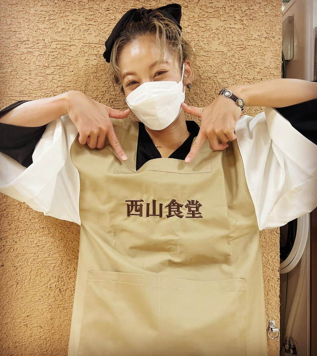 西山茉希さんのインスタグラム写真 - (西山茉希Instagram)「丸久さんからの速達割烹着。 到着＆着用。  @takanori.hinata  @piron.hinata  @丸久田中しゃん  #故郷 #長岡市 #丸久ユニフォーム #オリジナルオーダー割烹着 #店主のユニフォーム #西山食堂  間に合わせてもらってありがとうございました！！！  3パターンの仕上がりを、 楽しみますっ🌈👩‍🍳🌈」9月18日 16時40分 - maki.nshiyama50