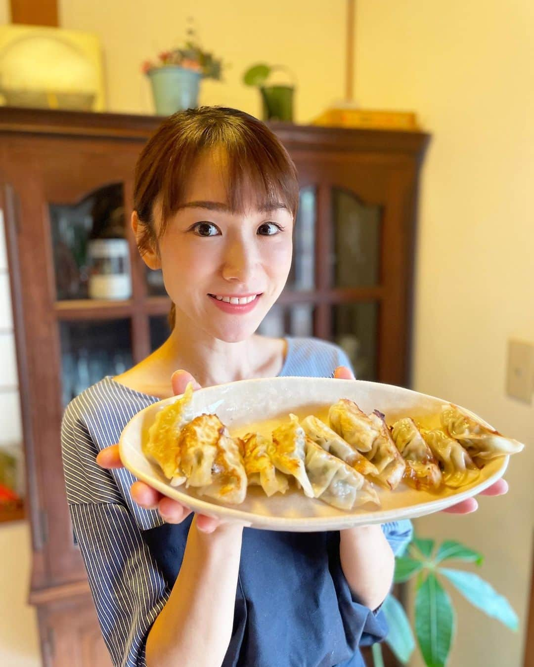 堂真理子さんのインスタグラム写真 - (堂真理子Instagram)「自宅で餃子作り🥟娘もたくさん手伝ってくれました😊  皆さん、三連休は台風情報に十分お気を付け下さい。   #おうちごはん   #餃子  #娘 も  #お手伝い  #おうち時間   #堂真理子 #テレビ朝日 #アナウンサー」9月18日 17時34分 - mariko_do