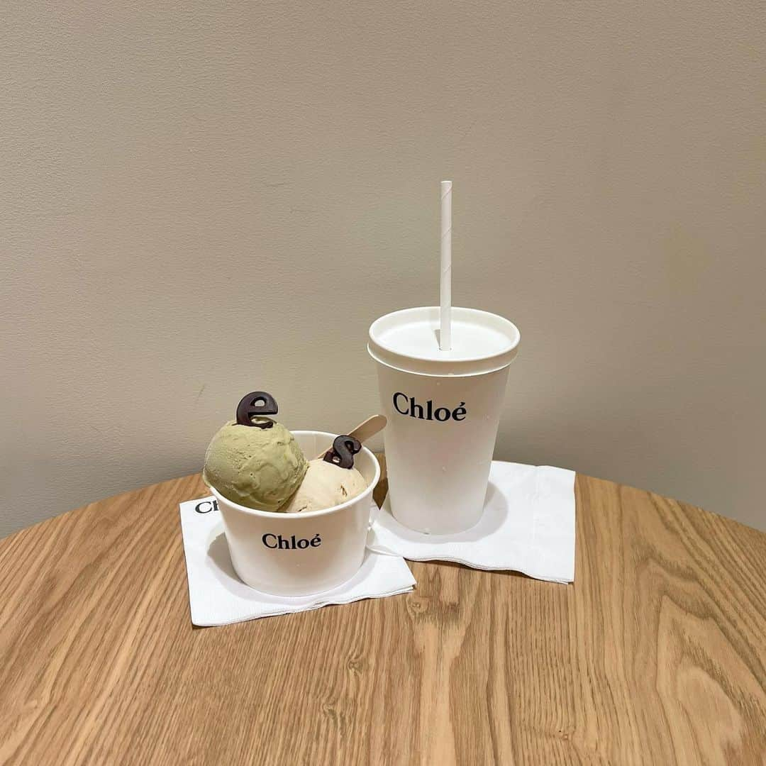 RiLiさんのインスタグラム写真 - (RiLiInstagram)「ちょっと贅沢ができちゃう ブランドカフェ🐈‍⬛ 【Chloé Le Glacier】🍨🥄 . 8/31に神戸に新しくOPEN✨したばかりの 【Chloé Le Glacier（クロエ・ル・グラシエ】 はチェックした？？🫧 . あの世界的ブランドの“Chloé”の 世界初🌏となる アイスクリームショップなんだって👩🏼‍🍳♡ . 高級感のあるフレーバーは 季節ごとに変化するんだとか？🫢🤎 . トッピングのチョコは 自分や推しのイニシャルにしてみたり... いろいろと楽しんでみてね🍫 . 人気のフレーバーは 売り切れてしまうこともあるみたいだから 早めに行くのが吉❗️◎ . 注目の【Chloé Le Glacier】🍨 要チェックだよ〜👀💟 . 〈詳細〉 場所：神戸阪急 新館 2F 営業時間：10:00〜20:00 価格：ダブル／¥1,200　トリプル／¥1,500（どちらもカップのみ） ❣️❣️❣️⁣ RiLi.tokyoはみんなの⁣ 「なりたい」「やりたい」を応援💡⁣ .⁣ かわいいコーデやアイテム⁣ 注目スポットなどが撮れたら⁣ ハッシュタグ→#rili_tokyo を付けて投稿してね❗⁣⁣ RiLiで紹介しちゃうかも🤭⁣ ．⁣⁣ Special Thanks💋 Photo by⁣⁣ @mitsu_piro  @moyogram___ @616suu  @___myk36 @_onze111 @__kkr_5qxvt .⁣⁣ #rili_tokyo #おしゃれさんと繋がりたい #お洒落さんと繋がりたい #ファッション #패션스타그램 #ootd #outfit #riliっぽカフェ #chloé #ブランドカフェ #カフェ巡り #カフェ巡り好きな人と繋がりたい #アイス #アイスクリーム #chloeカフェ #クロエカフェ #神戸カフェ #推し活」9月18日 18時01分 - rili.tokyo