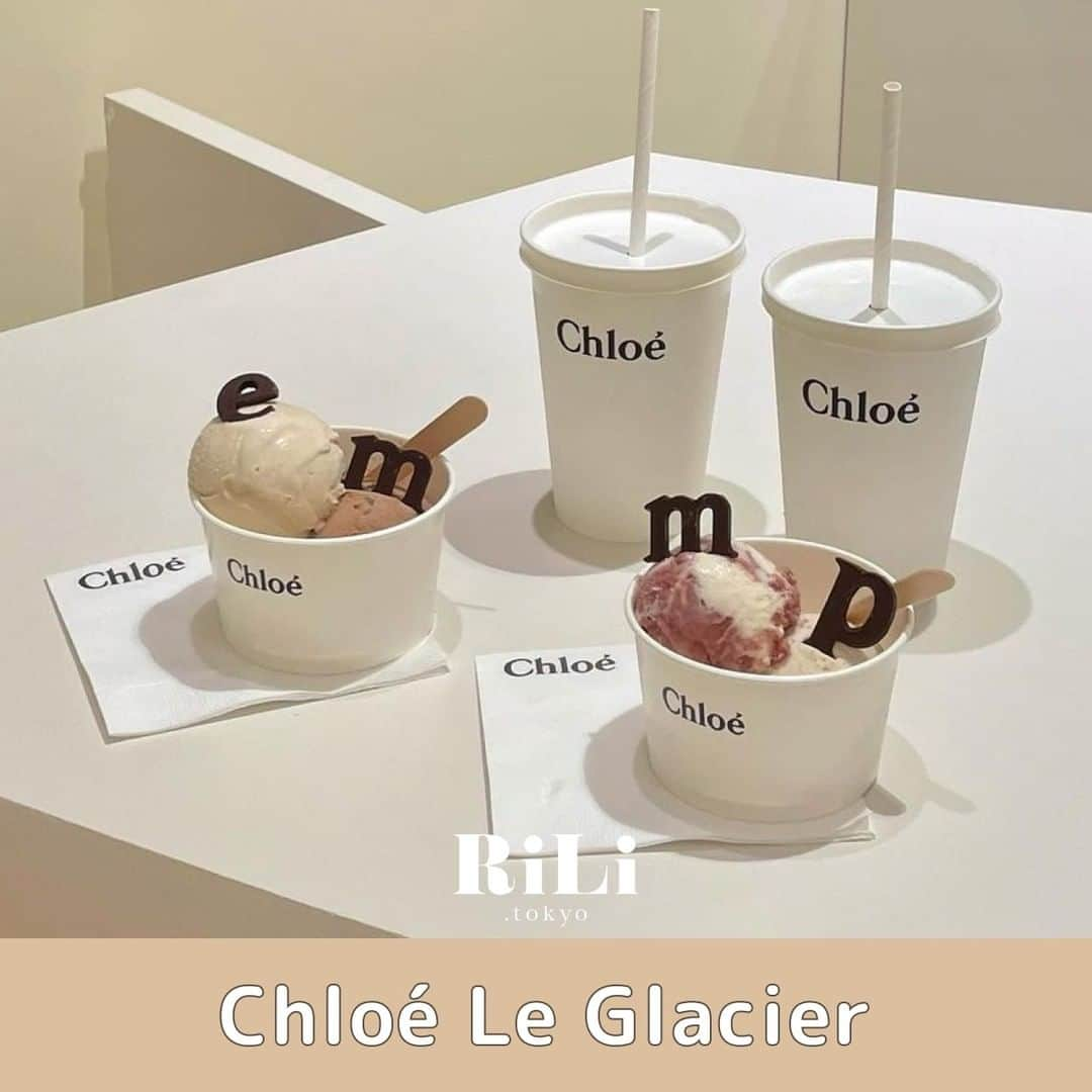 RiLiさんのインスタグラム写真 - (RiLiInstagram)「ちょっと贅沢ができちゃう ブランドカフェ🐈‍⬛ 【Chloé Le Glacier】🍨🥄 . 8/31に神戸に新しくOPEN✨したばかりの 【Chloé Le Glacier（クロエ・ル・グラシエ】 はチェックした？？🫧 . あの世界的ブランドの“Chloé”の 世界初🌏となる アイスクリームショップなんだって👩🏼‍🍳♡ . 高級感のあるフレーバーは 季節ごとに変化するんだとか？🫢🤎 . トッピングのチョコは 自分や推しのイニシャルにしてみたり... いろいろと楽しんでみてね🍫 . 人気のフレーバーは 売り切れてしまうこともあるみたいだから 早めに行くのが吉❗️◎ . 注目の【Chloé Le Glacier】🍨 要チェックだよ〜👀💟 . 〈詳細〉 場所：神戸阪急 新館 2F 営業時間：10:00〜20:00 価格：ダブル／¥1,200　トリプル／¥1,500（どちらもカップのみ） ❣️❣️❣️⁣ RiLi.tokyoはみんなの⁣ 「なりたい」「やりたい」を応援💡⁣ .⁣ かわいいコーデやアイテム⁣ 注目スポットなどが撮れたら⁣ ハッシュタグ→#rili_tokyo を付けて投稿してね❗⁣⁣ RiLiで紹介しちゃうかも🤭⁣ ．⁣⁣ Special Thanks💋 Photo by⁣⁣ @mitsu_piro  @moyogram___ @616suu  @___myk36 @_onze111 @__kkr_5qxvt .⁣⁣ #rili_tokyo #おしゃれさんと繋がりたい #お洒落さんと繋がりたい #ファッション #패션스타그램 #ootd #outfit #riliっぽカフェ #chloé #ブランドカフェ #カフェ巡り #カフェ巡り好きな人と繋がりたい #アイス #アイスクリーム #chloeカフェ #クロエカフェ #神戸カフェ #推し活」9月18日 18時01分 - rili.tokyo