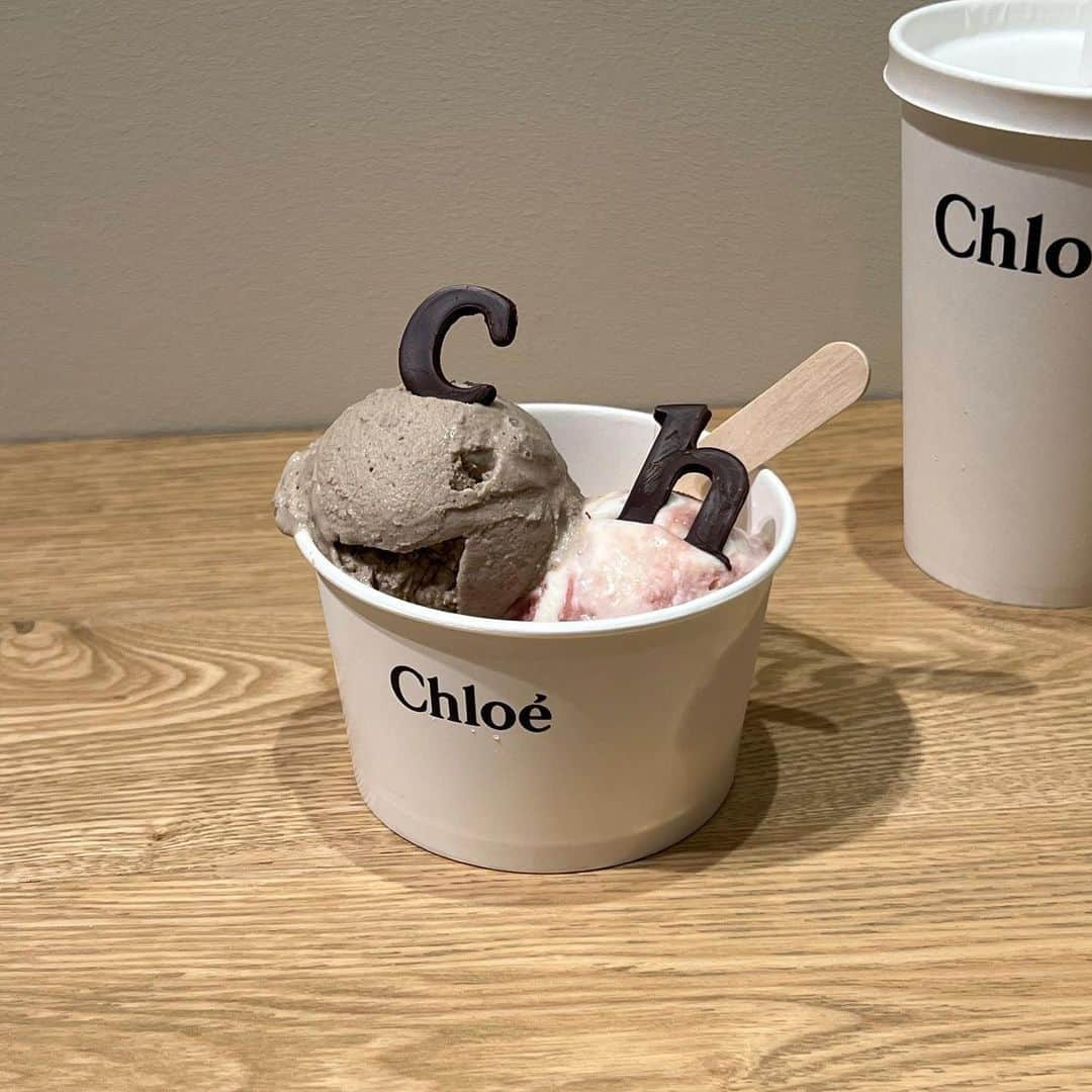 RiLiさんのインスタグラム写真 - (RiLiInstagram)「ちょっと贅沢ができちゃう ブランドカフェ🐈‍⬛ 【Chloé Le Glacier】🍨🥄 . 8/31に神戸に新しくOPEN✨したばかりの 【Chloé Le Glacier（クロエ・ル・グラシエ】 はチェックした？？🫧 . あの世界的ブランドの“Chloé”の 世界初🌏となる アイスクリームショップなんだって👩🏼‍🍳♡ . 高級感のあるフレーバーは 季節ごとに変化するんだとか？🫢🤎 . トッピングのチョコは 自分や推しのイニシャルにしてみたり... いろいろと楽しんでみてね🍫 . 人気のフレーバーは 売り切れてしまうこともあるみたいだから 早めに行くのが吉❗️◎ . 注目の【Chloé Le Glacier】🍨 要チェックだよ〜👀💟 . 〈詳細〉 場所：神戸阪急 新館 2F 営業時間：10:00〜20:00 価格：ダブル／¥1,200　トリプル／¥1,500（どちらもカップのみ） ❣️❣️❣️⁣ RiLi.tokyoはみんなの⁣ 「なりたい」「やりたい」を応援💡⁣ .⁣ かわいいコーデやアイテム⁣ 注目スポットなどが撮れたら⁣ ハッシュタグ→#rili_tokyo を付けて投稿してね❗⁣⁣ RiLiで紹介しちゃうかも🤭⁣ ．⁣⁣ Special Thanks💋 Photo by⁣⁣ @mitsu_piro  @moyogram___ @616suu  @___myk36 @_onze111 @__kkr_5qxvt .⁣⁣ #rili_tokyo #おしゃれさんと繋がりたい #お洒落さんと繋がりたい #ファッション #패션스타그램 #ootd #outfit #riliっぽカフェ #chloé #ブランドカフェ #カフェ巡り #カフェ巡り好きな人と繋がりたい #アイス #アイスクリーム #chloeカフェ #クロエカフェ #神戸カフェ #推し活」9月18日 18時01分 - rili.tokyo