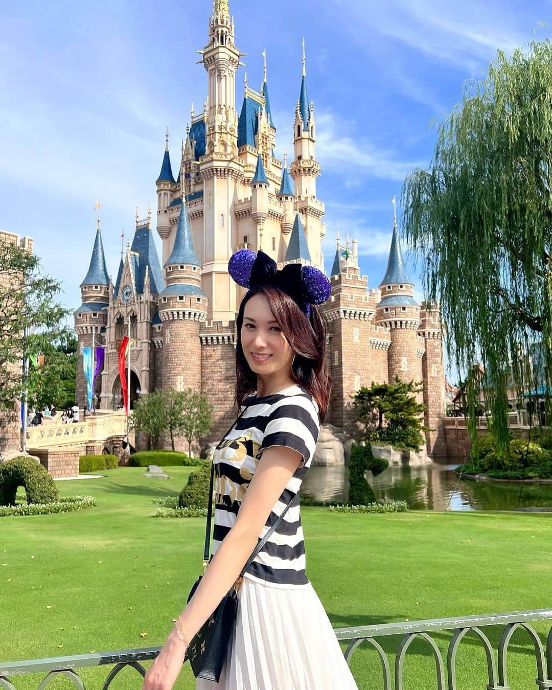 駒田奈美さんのインスタグラム写真 - (駒田奈美Instagram)「・ ・ ・ 『ディズニーランド』 ・ ・ 久しぶりのディズニーランド♪ ・ ・ 初めてディズニーでカチューシャ付けちゃいました！笑 (夢の国なのでお許しください…苦笑) ・ ・ お目当ての「美女と野獣」も乗れたし ・ エリクトリカルパレードも綺麗だったし ・ 昨日は天気も良くて…サイコーでした❤︎ ・ ・ ・ また夢の国に行きたい…なッ❤︎ ・ ・ ・ #駒田奈美#モデル#アラフィフ#美魔女#ディズニーランド #ディズニーコーデ #ディズニーカチューシャ #ディズニーグッズ #シンデレラ城 #パレード#ディズニーパレード#美女と野獣#美女と野獣エリア #東京ディズニーランド」9月18日 18時02分 - nami.komada