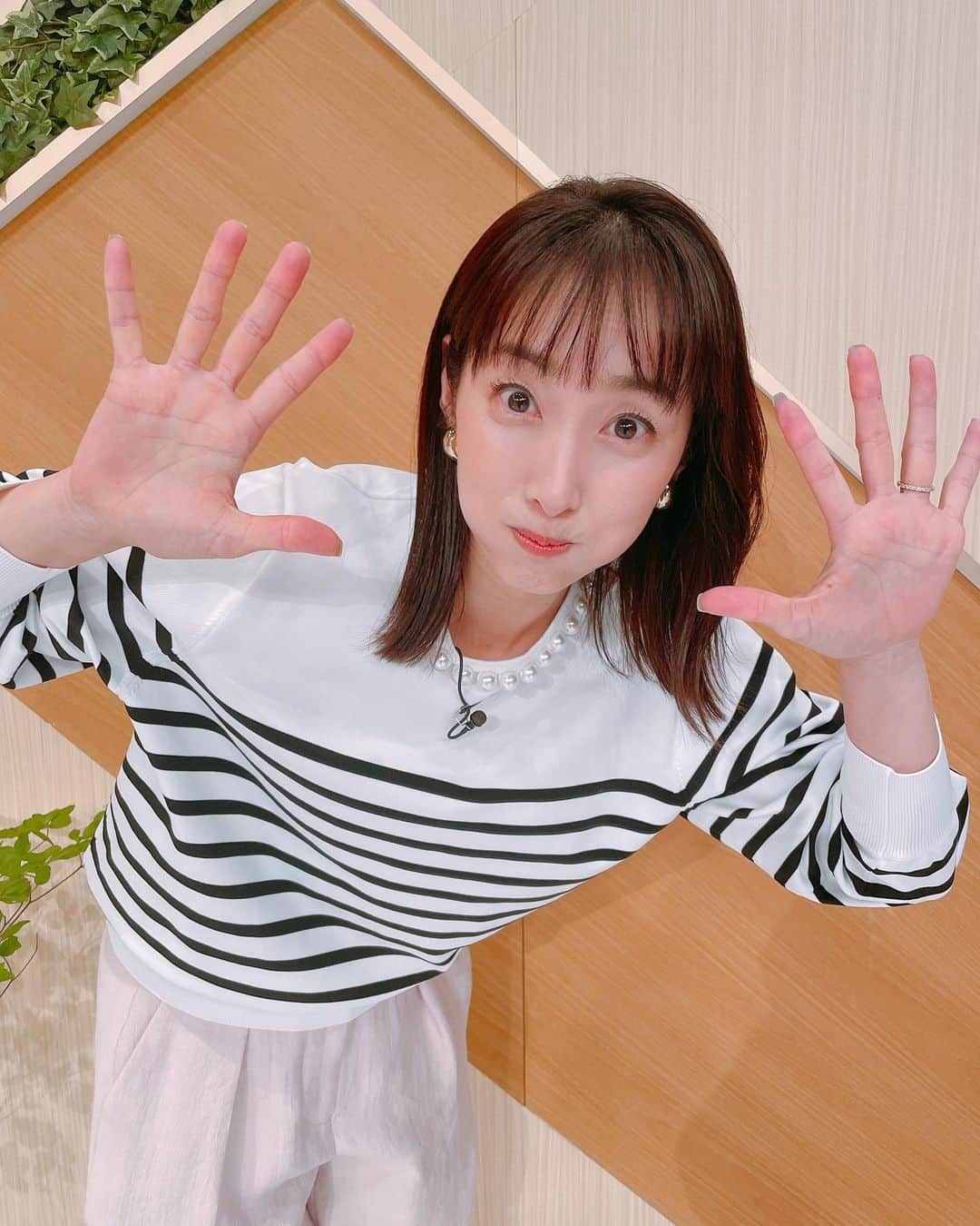 坂下千里子さんのインスタグラム写真 - (坂下千里子Instagram)「こんばんは！台風来てますねー。 台風情報に気をつけて皆様お過ごし下さい！ . #ポーズ #古め#どんマイケル  .  トップス　@jusglitty_official  パンツ　　@stylings_official  イヤリング　　@abiste_official  靴　　@dianashoespress  .」9月18日 18時29分 - chiriko_sakashita_official