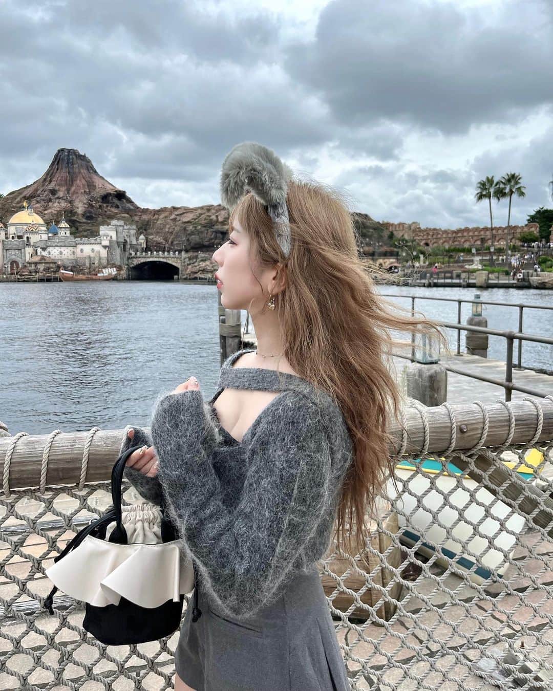 エリンコさんのインスタグラム写真 - (エリンコInstagram)「☁️ . 雨降りそうだったけど、なんとかもってくれた♡ . お空のグレーとお洋服がマッチしてた🤭!! . ふわふわの耳がたまらなく可愛い🥹💕 . 載せる度質問のくる人気ブーツは 今日から発売の#えりんこセレクト アイテム❤︎ バッグもヘビロテ🤭👜 . この前の撮影の為にカラーと エクステもつけたよっ🎀 . カラー @inamochinaoki  エクステ @remi.hair  最高な仕上げにいつもしてくれる🥹💓 . ニットとスカートは @meltthelady ❤︎ . #ディズニー #ディズニーシー #ディズニーカチューシャ #ディズニーコーデ #disney #disneysea #meltthelady #ブーツ #东京 #时尚潮流 #可爱的 #えりんコーデ #えりんこヘアアレンジ #えりんこセレクト」9月18日 19時13分 - erinko0315