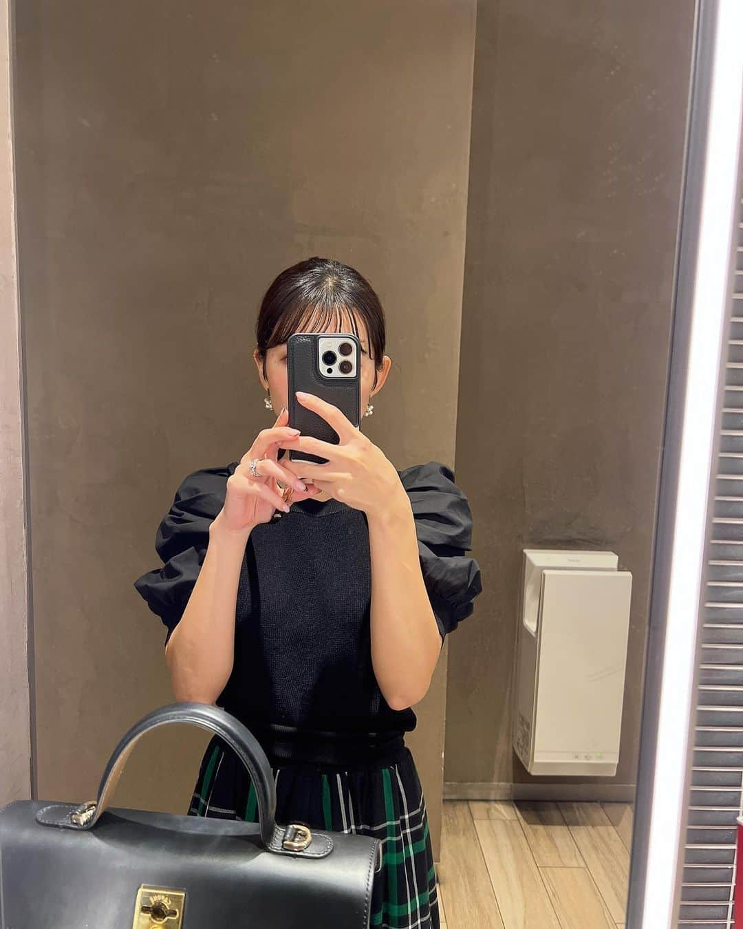 山本里菜さんのインスタグラム写真 - (山本里菜Instagram)「. お出かけした日💚🖤  今日は東京もかなりの雨が降りましたね☔️  宮崎県と鹿児島県に特別警報が発表されていて台風の影響がとても心配です。  #私服 #緑コーデ」9月18日 19時17分 - rinayamamoto_0622