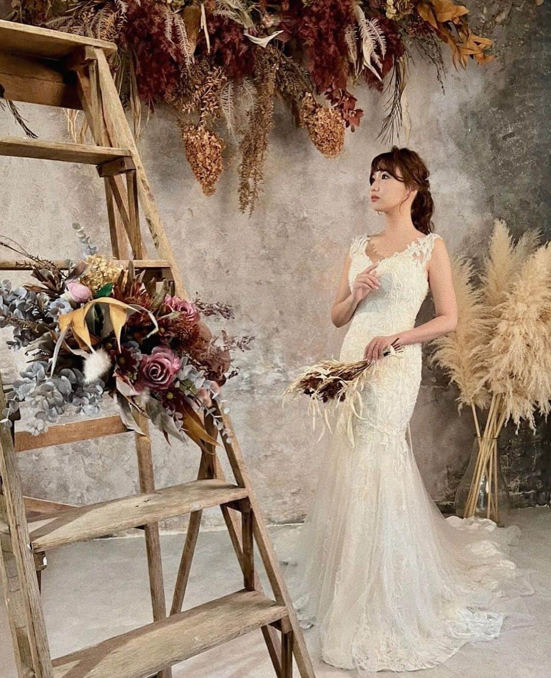 加藤里奈さんのインスタグラム写真 - (加藤里奈Instagram)「⋆  ウェディング撮影👰🏻‍♀️🤍  初めてマーメイド型のドレスきたけど とっても可愛かった🫣🤍  撮影前に @bicuol_aya さんにブライダルの 小顔コルギ&ボディケア、バストケアコースを お願いしました🥲  めちゃ体凝ってたみたいで、 施術後はとってもすっきりました𓏧  巻き肩が全然治らないので、 本番の式までに定期的に通って、矯正します！😢  ꒰ フォトウェディング ꒱ @noble_japan_nagoya  @maki.o_bridal  @smd._y @kosuke_shimoda_wd  #プレ花嫁 #花嫁 #おしゃれ花嫁 #試着レポ #ドレスレポ #東海プレ花嫁 #結婚式 #ウエディングドレス  #ウェディングドレス試着  #ウェディングドレス選び #2022冬婚 #2022秋婚 #披露宴 #披露宴会場コーディネート #プレ花嫁 #プレ花嫁準備 #プレ花嫁さんと繋がりたい #プレ花嫁ダイエット #プレ花嫁2022 #前撮り #ウェディング前撮り #ウェディング撮影 #ウェディングフォト  #ウェディング準備 #結婚式前撮り #結婚式ドレス」9月18日 19時23分 - katoco0326