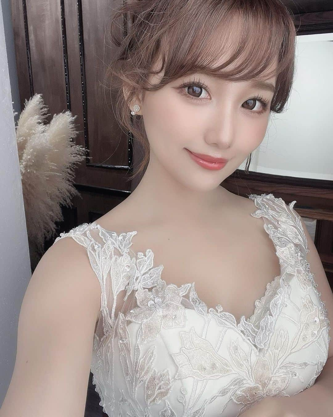 加藤里奈さんのインスタグラム写真 - (加藤里奈Instagram)「⋆  ウェディング撮影👰🏻‍♀️🤍  初めてマーメイド型のドレスきたけど とっても可愛かった🫣🤍  撮影前に @bicuol_aya さんにブライダルの 小顔コルギ&ボディケア、バストケアコースを お願いしました🥲  めちゃ体凝ってたみたいで、 施術後はとってもすっきりました𓏧  巻き肩が全然治らないので、 本番の式までに定期的に通って、矯正します！😢  ꒰ フォトウェディング ꒱ @noble_japan_nagoya  @maki.o_bridal  @smd._y @kosuke_shimoda_wd  #プレ花嫁 #花嫁 #おしゃれ花嫁 #試着レポ #ドレスレポ #東海プレ花嫁 #結婚式 #ウエディングドレス  #ウェディングドレス試着  #ウェディングドレス選び #2022冬婚 #2022秋婚 #披露宴 #披露宴会場コーディネート #プレ花嫁 #プレ花嫁準備 #プレ花嫁さんと繋がりたい #プレ花嫁ダイエット #プレ花嫁2022 #前撮り #ウェディング前撮り #ウェディング撮影 #ウェディングフォト  #ウェディング準備 #結婚式前撮り #結婚式ドレス」9月18日 19時23分 - katoco0326