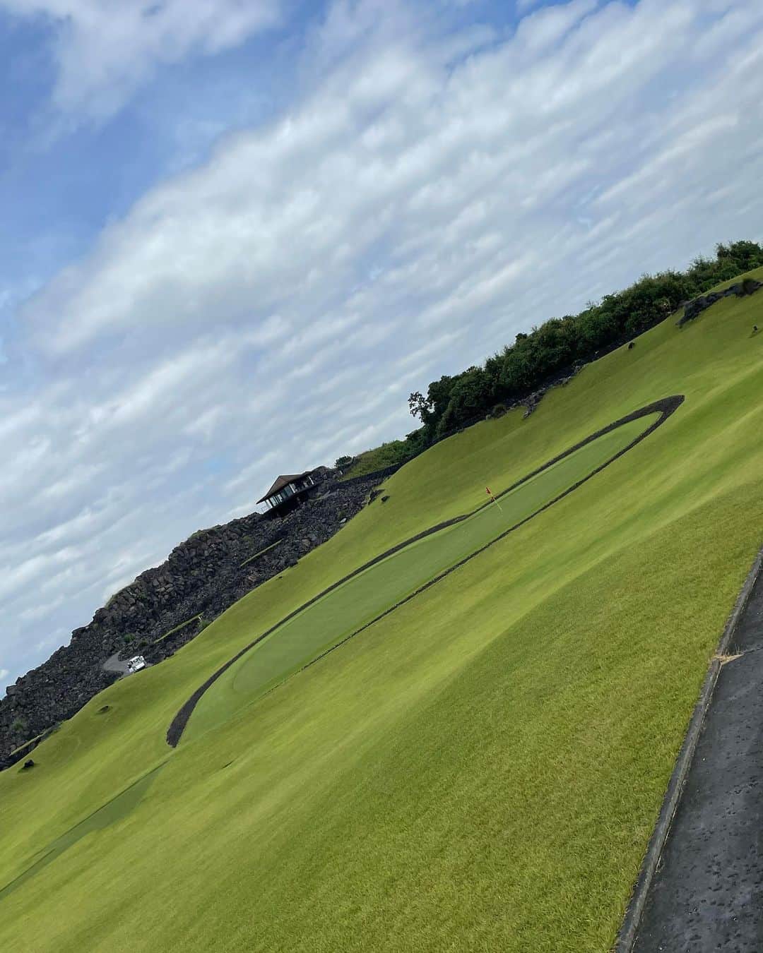あおい夏海さんのインスタグラム写真 - (あおい夏海Instagram)「昨日はスマイルゴルフ9月のラウンドイベントでした！！ なにげ今月初ゴルフ⛳️ 天気も晴れ！最高❤ 今月は吉井カントリークラブにて🌺🌴 吉井カントリークラブは"群馬のハワイ"と言われるほどハワイアンなゴルフ場で、 ゴルフ場の至る所に岩でできたオブジェがあり、景色がジュラシックパークみたいでしゅうし楽しかった！ なんとこの日久しぶりにレギュラーからバーディ2回取れたー❤️ なかなかレギュラーだとバーディ取れる機会ないから嬉しかったー🎵🎵  あと名物ホール？のハートのグリーンが岩で囲まれてて、私は見事岩にあたり弾き飛ばされたという、面白い光景が！！爆笑 私以外のみんなはちゃんとハートにインしてハートを射止めてた❤笑  それから練習場が洞窟みたいになっててかっこよかった😆✨ ランチもハワイアンで映えたし美味しかったです💓  とにかく楽しかったー💕 今月も参加してくださった皆さん、スマイルゴルフさんありがとうございます！！  来月は10/1満員御礼ありがとうございます💓 楽しみましょう✨✨    #スマイルゴルフ #ラウンドイベント #ゴルフコンペ #ゴルフ女子  #ゴルフウェア  #ゴルフコーデ  #ゴルフ好きな人と繋がりたい  #ゴルフ女子コーデ  #キリンビール  #一番搾り  #ゴルフファッション  #吉井カントリークラブ」9月18日 19時53分 - natsumi.aoi