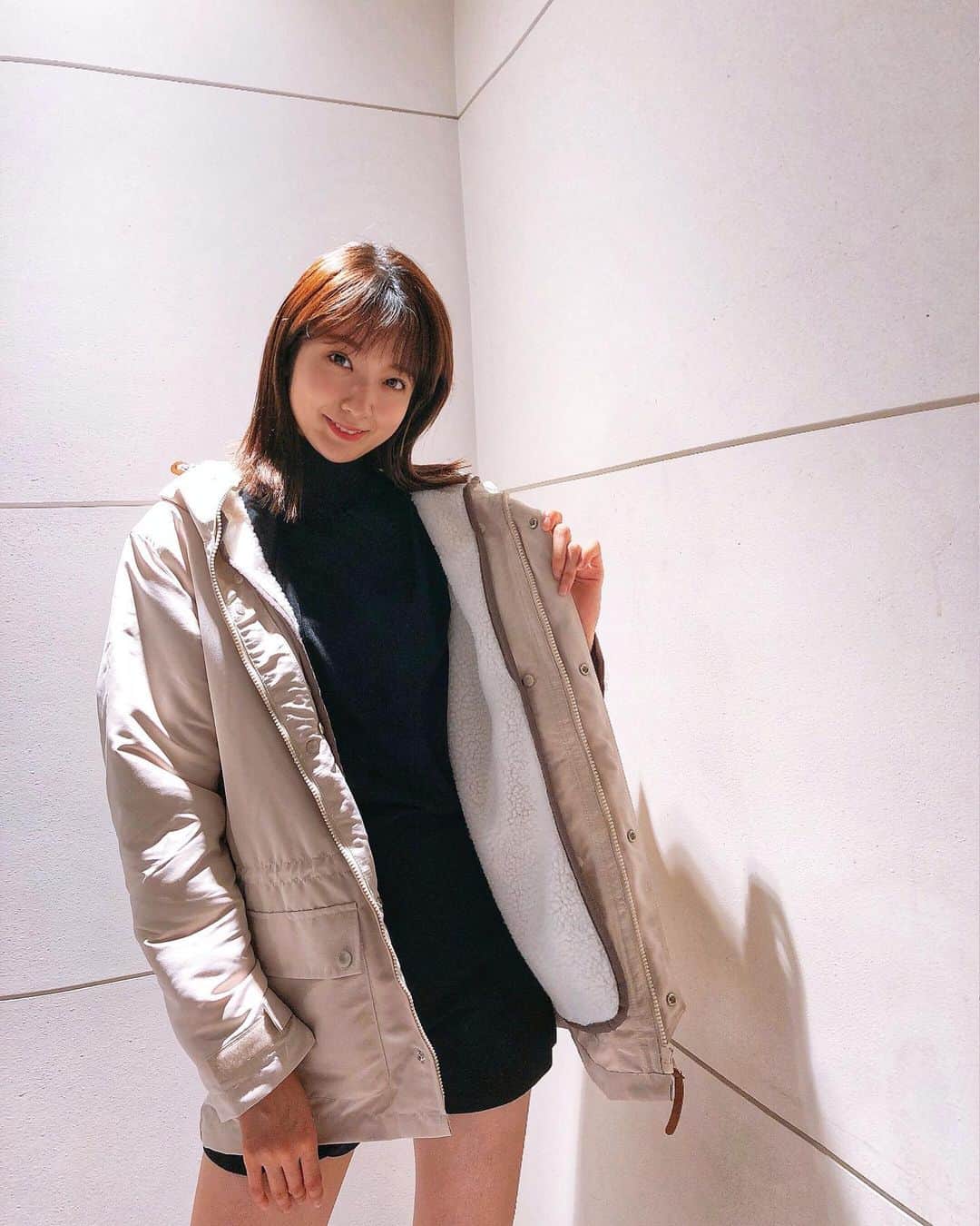 杉枝真結さんのインスタグラム写真 - (杉枝真結Instagram)「☺︎ 好きなファッションのテイストが色々で… 毎日別人みたいだなと自分でも思うのですが(笑) 本気でどれも好きだから🥺👗❤️‍🔥❤️‍🔥❤️‍🔥 その日にビビッと着たアイテムをメインに コーディネートを組むことが多い日々！  朝晩や室内の為に、羽織りを持ち歩くようになり… 秋がそこまで迫っている感、少しずつ出てきた🎨  ネイビーのショートパンツスタイルは オールインワンな仕様になっています🫶  幼い頃から、重いアウターが苦手で とにかく軽いモノがいい！！ 今の時期は、ボアライナーは外しています☺️✨  outer wear / @classicalelf_official (アイボリー、L) playsuit / Theory (ネイビー)  #クラシカルエルフ #classicalelf #エルフコーデ #タイアップ #uniqlo #gu #zara #ライトアウター #ユニクロ #ジーユー #ザラ #マウンテンパーカー #マウンテンパーカーコーデ #プチプラ #プチプラコーデ #zozo #zozotown #zozotown購入品」9月18日 19時54分 - mayusugieda_official