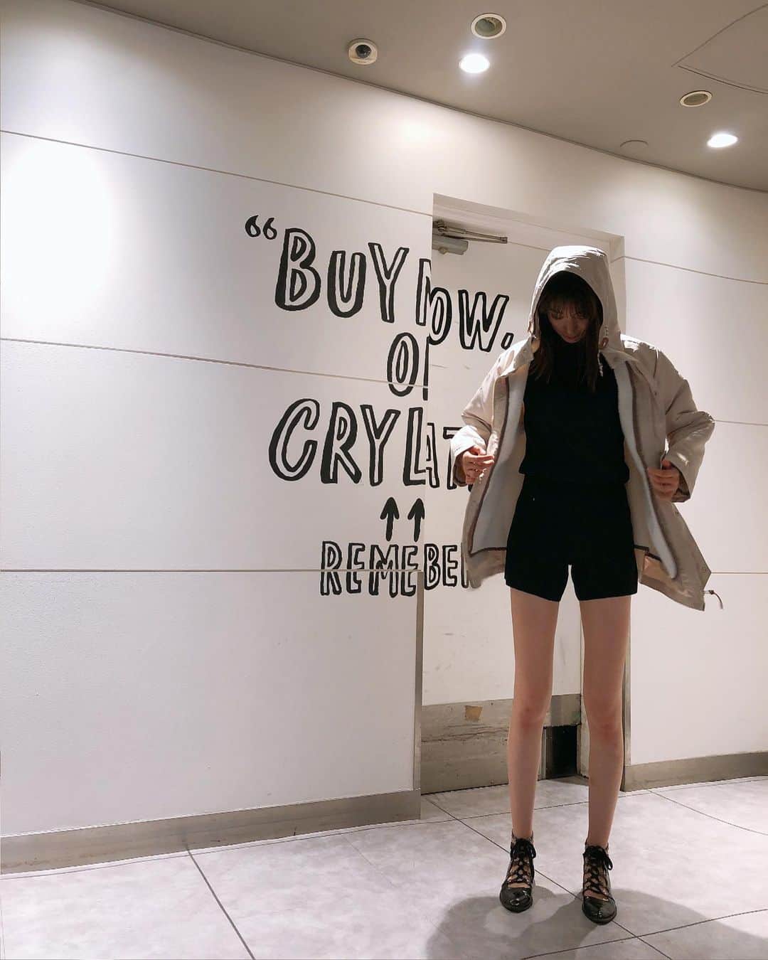 杉枝真結さんのインスタグラム写真 - (杉枝真結Instagram)「☺︎ 好きなファッションのテイストが色々で… 毎日別人みたいだなと自分でも思うのですが(笑) 本気でどれも好きだから🥺👗❤️‍🔥❤️‍🔥❤️‍🔥 その日にビビッと着たアイテムをメインに コーディネートを組むことが多い日々！  朝晩や室内の為に、羽織りを持ち歩くようになり… 秋がそこまで迫っている感、少しずつ出てきた🎨  ネイビーのショートパンツスタイルは オールインワンな仕様になっています🫶  幼い頃から、重いアウターが苦手で とにかく軽いモノがいい！！ 今の時期は、ボアライナーは外しています☺️✨  outer wear / @classicalelf_official (アイボリー、L) playsuit / Theory (ネイビー)  #クラシカルエルフ #classicalelf #エルフコーデ #タイアップ #uniqlo #gu #zara #ライトアウター #ユニクロ #ジーユー #ザラ #マウンテンパーカー #マウンテンパーカーコーデ #プチプラ #プチプラコーデ #zozo #zozotown #zozotown購入品」9月18日 19時54分 - mayusugieda_official
