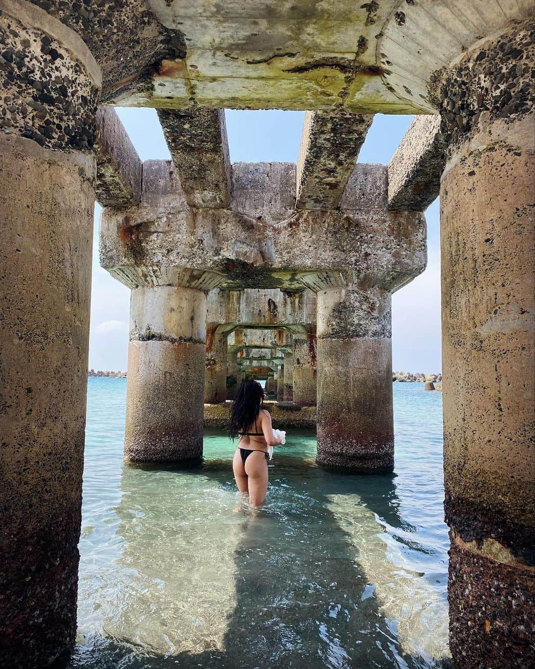 AIKA（松本メイ）さんのインスタグラム写真 - (AIKA（松本メイ）Instagram)「📍NIIJIMA ⁡ さいっこーに楽しかった新島旅行 島の移動は自転車で、宿ではみんなで雑魚寝して 寝る前の怖い話しで1人でトイレ行けなくなったり😂 居心地の良いみんなと自然であそべて心も身体も すっごくよろこんでた🧘🏼‍♀️🤭💕」9月18日 19時55分 - mei_matsu1103