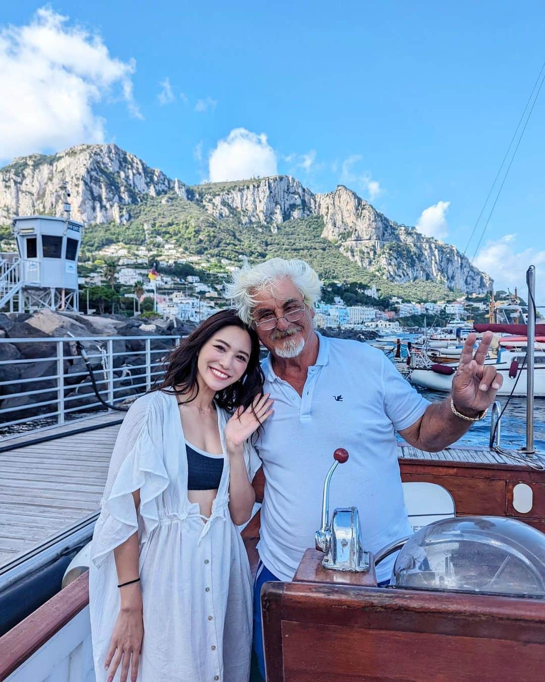 石井里奈さんのインスタグラム写真 - (石井里奈Instagram)「カプリ島クルーズ🚢✨ 青の洞窟には風が強くて入れなかったのですが、現地のおじさんと交渉して青の洞窟に似た場所に連れてってもらったよ！ まさかのカプリ島でも泳がせてもらってほんと嬉しかった🏊綺麗なグリーンブルーな海は初めて！ . bikini... @alexiastam_official  . 旅行前8月から通っている @rinato.beauty.clinic で太腿とお尻にEMSとRF当ててもらえてたのでよかった✨落としにくい場所はクリニックで！ しかもリナートは本当業界最安値だから通いやすい❣️合わせて痩身医療も受けてるので旅行で食べすぎても安心です🙆‍♀️ . 男女共に医療脱毛も破格なのでぜひチェックしてみてね♡ . #capri #capriisland #bluegrotto #grottaazzurra #青の洞窟 #カプリ島 #カプリ #rinatobeautyclinic #リナートビューティークリニック #全身脱毛 #脱毛 #医療脱毛 #痩身 #美容クリニック」9月18日 20時23分 - ri7tin1025