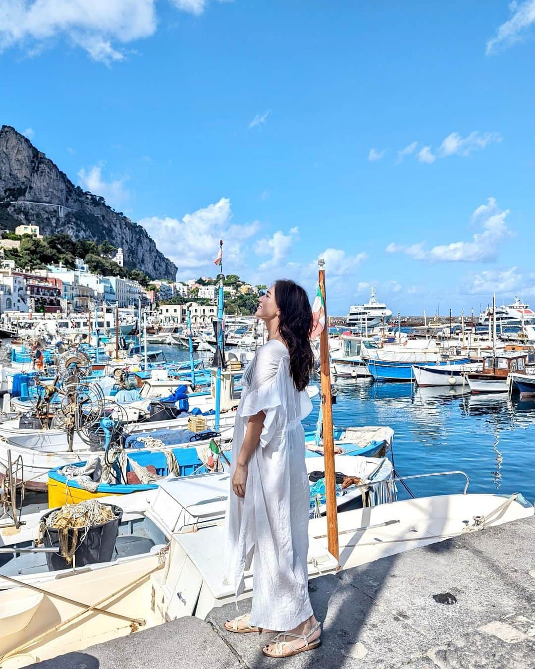 石井里奈さんのインスタグラム写真 - (石井里奈Instagram)「カプリ島クルーズ🚢✨ 青の洞窟には風が強くて入れなかったのですが、現地のおじさんと交渉して青の洞窟に似た場所に連れてってもらったよ！ まさかのカプリ島でも泳がせてもらってほんと嬉しかった🏊綺麗なグリーンブルーな海は初めて！ . bikini... @alexiastam_official  . 旅行前8月から通っている @rinato.beauty.clinic で太腿とお尻にEMSとRF当ててもらえてたのでよかった✨落としにくい場所はクリニックで！ しかもリナートは本当業界最安値だから通いやすい❣️合わせて痩身医療も受けてるので旅行で食べすぎても安心です🙆‍♀️ . 男女共に医療脱毛も破格なのでぜひチェックしてみてね♡ . #capri #capriisland #bluegrotto #grottaazzurra #青の洞窟 #カプリ島 #カプリ #rinatobeautyclinic #リナートビューティークリニック #全身脱毛 #脱毛 #医療脱毛 #痩身 #美容クリニック」9月18日 20時23分 - ri7tin1025
