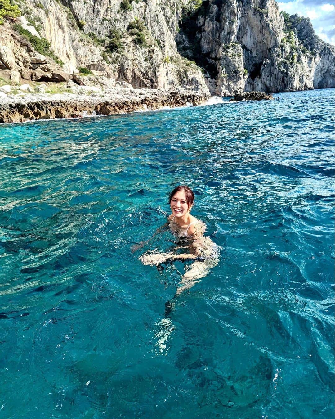 石井里奈さんのインスタグラム写真 - (石井里奈Instagram)「カプリ島クルーズ🚢✨ 青の洞窟には風が強くて入れなかったのですが、現地のおじさんと交渉して青の洞窟に似た場所に連れてってもらったよ！ まさかのカプリ島でも泳がせてもらってほんと嬉しかった🏊綺麗なグリーンブルーな海は初めて！ . bikini... @alexiastam_official  . 旅行前8月から通っている @rinato.beauty.clinic で太腿とお尻にEMSとRF当ててもらえてたのでよかった✨落としにくい場所はクリニックで！ しかもリナートは本当業界最安値だから通いやすい❣️合わせて痩身医療も受けてるので旅行で食べすぎても安心です🙆‍♀️ . 男女共に医療脱毛も破格なのでぜひチェックしてみてね♡ . #capri #capriisland #bluegrotto #grottaazzurra #青の洞窟 #カプリ島 #カプリ #rinatobeautyclinic #リナートビューティークリニック #全身脱毛 #脱毛 #医療脱毛 #痩身 #美容クリニック」9月18日 20時23分 - ri7tin1025