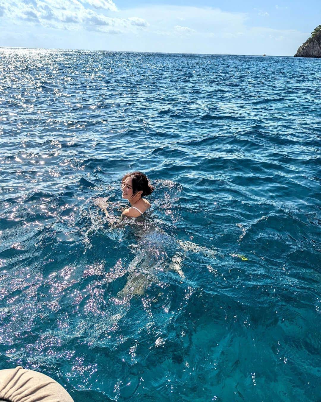 石井里奈さんのインスタグラム写真 - (石井里奈Instagram)「カプリ島クルーズ🚢✨ 青の洞窟には風が強くて入れなかったのですが、現地のおじさんと交渉して青の洞窟に似た場所に連れてってもらったよ！ まさかのカプリ島でも泳がせてもらってほんと嬉しかった🏊綺麗なグリーンブルーな海は初めて！ . bikini... @alexiastam_official  . 旅行前8月から通っている @rinato.beauty.clinic で太腿とお尻にEMSとRF当ててもらえてたのでよかった✨落としにくい場所はクリニックで！ しかもリナートは本当業界最安値だから通いやすい❣️合わせて痩身医療も受けてるので旅行で食べすぎても安心です🙆‍♀️ . 男女共に医療脱毛も破格なのでぜひチェックしてみてね♡ . #capri #capriisland #bluegrotto #grottaazzurra #青の洞窟 #カプリ島 #カプリ #rinatobeautyclinic #リナートビューティークリニック #全身脱毛 #脱毛 #医療脱毛 #痩身 #美容クリニック」9月18日 20時23分 - ri7tin1025