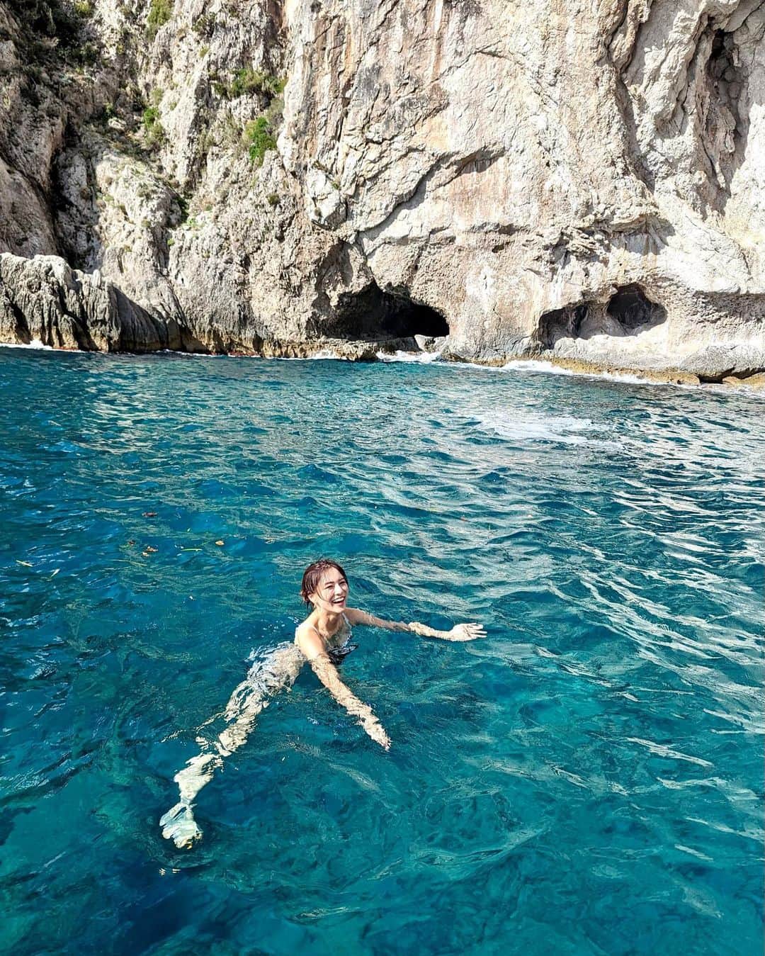 石井里奈さんのインスタグラム写真 - (石井里奈Instagram)「カプリ島クルーズ🚢✨ 青の洞窟には風が強くて入れなかったのですが、現地のおじさんと交渉して青の洞窟に似た場所に連れてってもらったよ！ まさかのカプリ島でも泳がせてもらってほんと嬉しかった🏊綺麗なグリーンブルーな海は初めて！ . bikini... @alexiastam_official  . 旅行前8月から通っている @rinato.beauty.clinic で太腿とお尻にEMSとRF当ててもらえてたのでよかった✨落としにくい場所はクリニックで！ しかもリナートは本当業界最安値だから通いやすい❣️合わせて痩身医療も受けてるので旅行で食べすぎても安心です🙆‍♀️ . 男女共に医療脱毛も破格なのでぜひチェックしてみてね♡ . #capri #capriisland #bluegrotto #grottaazzurra #青の洞窟 #カプリ島 #カプリ #rinatobeautyclinic #リナートビューティークリニック #全身脱毛 #脱毛 #医療脱毛 #痩身 #美容クリニック」9月18日 20時23分 - ri7tin1025