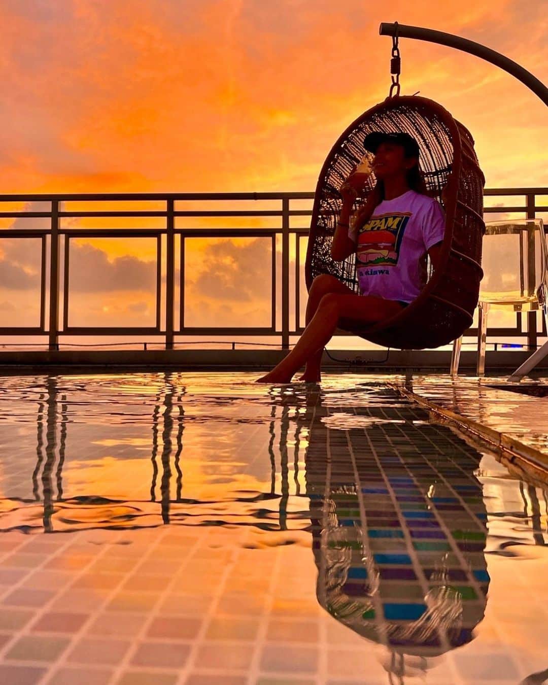 市原彩花さんのインスタグラム写真 - (市原彩花Instagram)「Sunset on Ishigaki Island🌅  石垣島の夕陽🌅 凄すぎてため息が出た☺️  📍THIRD HOTEL 石垣島 このホテルの屋上は水に足つけながらドリンクが飲めちゃう☺️ ジャグジーもテーブルもあって、泊まってなくても来れるし、何より夕陽がバッチリ見える🥹 港の目の前だし、まだ穴場で空いてたよー☺️ @hotel_third.ishigaki   シルバーウィークの石垣島・竹富島は人がたくさん❣️ 活気があるっていいなー☺️  #石垣島#ishigaki#竹富島#taketomiisland#taketomi#ishigakiisland#沖縄#okinawa#竹富島観光#石垣島旅行#石垣島観光#沖縄旅行#沖縄観光#okinawatrip#国内旅行#japantravel#japantrip#sunset#夕陽#夕日#シークワーサービア🍺」9月18日 21時18分 - ayaka_ichihara