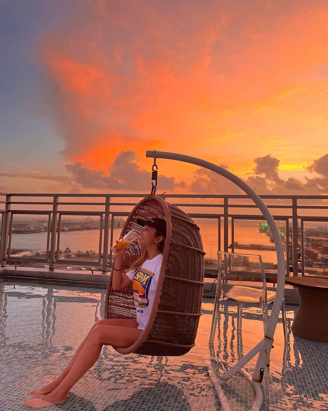 市原彩花さんのインスタグラム写真 - (市原彩花Instagram)「Sunset on Ishigaki Island🌅  石垣島の夕陽🌅 凄すぎてため息が出た☺️  📍THIRD HOTEL 石垣島 このホテルの屋上は水に足つけながらドリンクが飲めちゃう☺️ ジャグジーもテーブルもあって、泊まってなくても来れるし、何より夕陽がバッチリ見える🥹 港の目の前だし、まだ穴場で空いてたよー☺️ @hotel_third.ishigaki   シルバーウィークの石垣島・竹富島は人がたくさん❣️ 活気があるっていいなー☺️  #石垣島#ishigaki#竹富島#taketomiisland#taketomi#ishigakiisland#沖縄#okinawa#竹富島観光#石垣島旅行#石垣島観光#沖縄旅行#沖縄観光#okinawatrip#国内旅行#japantravel#japantrip#sunset#夕陽#夕日#シークワーサービア🍺」9月18日 21時18分 - ayaka_ichihara