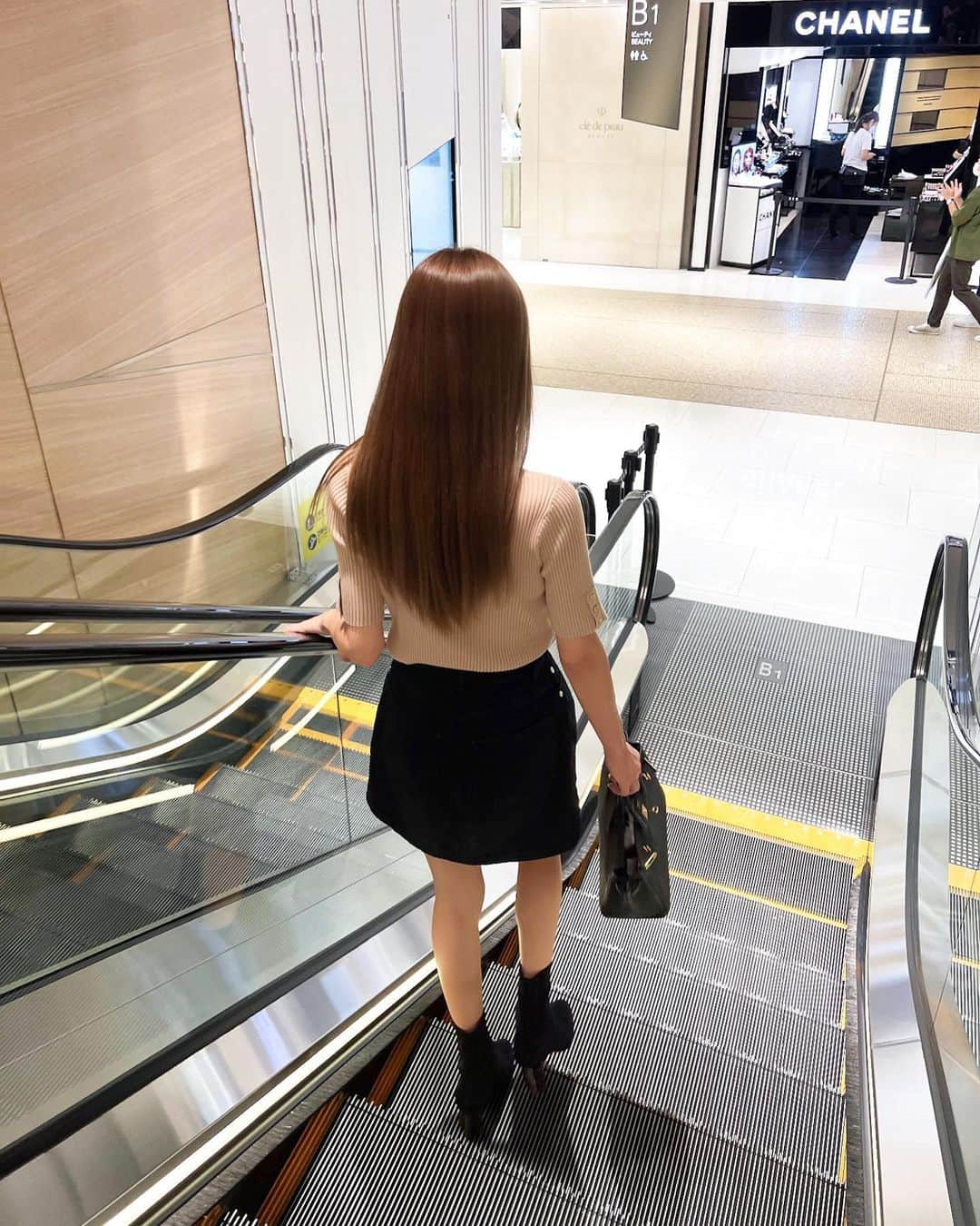 岡部あゆみさんのインスタグラム写真 - (岡部あゆみInstagram)「Shopping👢❤︎ ⁡ ⁡ @vis._jp @jadorejunonline #ビス #vis #vis_jp #visitmodel #louisvuitton #hermesbirkin25 #valentino #ginzasix」9月18日 22時15分 - ayumi_okabe