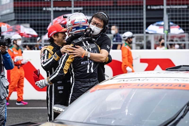 葉月美優さんのインスタグラム写真 - (葉月美優Instagram)「❥SUPER GT Rd.6 SUGO . . GT300 2号車 mutaracing INGING 加藤寛規選手 堤優威選手 優勝しました🏆✨ . . . 色々思うこと、書きたいことはあるけど 専門的なことはぜひチームのレポートや選手の投稿をチェックしてみてください♡ . . いいチームワークだったし とにかく苦しんできた分、選手やメカさん、エンジニアさんの笑顔は本当に安心したし、胸がぎゅっとなりました。 . . . みなさんもぜひ、選手におめでとうをお願いします！ そして、あと2戦 mutaracing INGING の応援よろしくお願いします🤎 . . . . . #mutaracing #supergt #SGT #スーパーgt #gr86 #gt300 #sugo #レースクイーン #racequeen #muta #racingcar #carrace #優勝」9月18日 22時22分 - miu_haduki