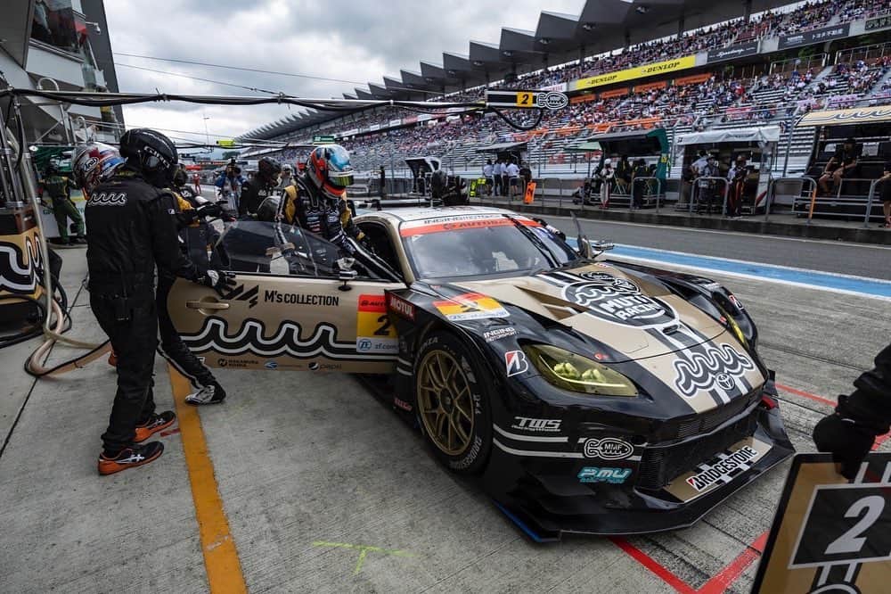 葉月美優さんのインスタグラム写真 - (葉月美優Instagram)「❥SUPER GT Rd.6 SUGO . . GT300 2号車 mutaracing INGING 加藤寛規選手 堤優威選手 優勝しました🏆✨ . . . 色々思うこと、書きたいことはあるけど 専門的なことはぜひチームのレポートや選手の投稿をチェックしてみてください♡ . . いいチームワークだったし とにかく苦しんできた分、選手やメカさん、エンジニアさんの笑顔は本当に安心したし、胸がぎゅっとなりました。 . . . みなさんもぜひ、選手におめでとうをお願いします！ そして、あと2戦 mutaracing INGING の応援よろしくお願いします🤎 . . . . . #mutaracing #supergt #SGT #スーパーgt #gr86 #gt300 #sugo #レースクイーン #racequeen #muta #racingcar #carrace #優勝」9月18日 22時22分 - miu_haduki