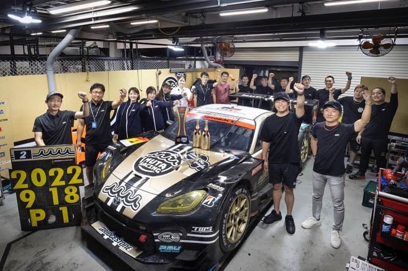 葉月美優さんのインスタグラム写真 - (葉月美優Instagram)「❥SUPER GT Rd.6 SUGO . . GT300 2号車 mutaracing INGING 加藤寛規選手 堤優威選手 優勝しました🏆✨ . . . 色々思うこと、書きたいことはあるけど 専門的なことはぜひチームのレポートや選手の投稿をチェックしてみてください♡ . . いいチームワークだったし とにかく苦しんできた分、選手やメカさん、エンジニアさんの笑顔は本当に安心したし、胸がぎゅっとなりました。 . . . みなさんもぜひ、選手におめでとうをお願いします！ そして、あと2戦 mutaracing INGING の応援よろしくお願いします🤎 . . . . . #mutaracing #supergt #SGT #スーパーgt #gr86 #gt300 #sugo #レースクイーン #racequeen #muta #racingcar #carrace #優勝」9月18日 22時22分 - miu_haduki