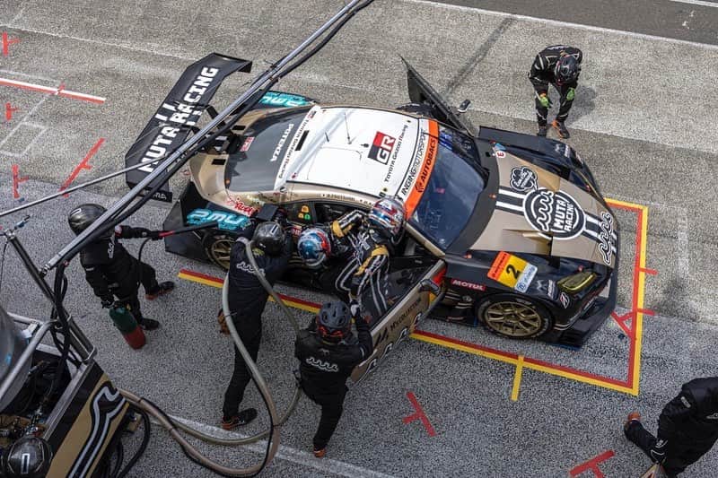 葉月美優さんのインスタグラム写真 - (葉月美優Instagram)「❥SUPER GT Rd.6 SUGO . . GT300 2号車 mutaracing INGING 加藤寛規選手 堤優威選手 優勝しました🏆✨ . . . 色々思うこと、書きたいことはあるけど 専門的なことはぜひチームのレポートや選手の投稿をチェックしてみてください♡ . . いいチームワークだったし とにかく苦しんできた分、選手やメカさん、エンジニアさんの笑顔は本当に安心したし、胸がぎゅっとなりました。 . . . みなさんもぜひ、選手におめでとうをお願いします！ そして、あと2戦 mutaracing INGING の応援よろしくお願いします🤎 . . . . . #mutaracing #supergt #SGT #スーパーgt #gr86 #gt300 #sugo #レースクイーン #racequeen #muta #racingcar #carrace #優勝」9月18日 22時22分 - miu_haduki