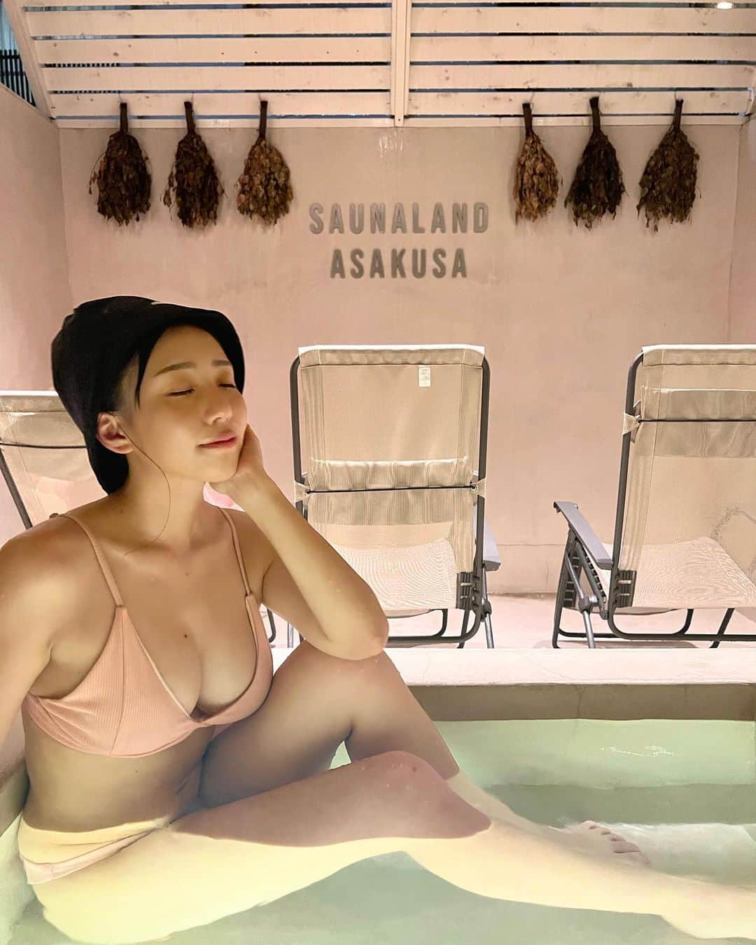 日野麻衣さんのインスタグラム写真 - (日野麻衣Instagram)「@saunaland_asakusa  サウナが薪で最高。 水風呂がキンキンで最高。 水風呂の隣のお湯も最高。 全部最高。  時間の流れがゆっくりだったなぁ  2階に鉄板があって、その日はお肉をたくさん焼いて食べました。🍖  お気に入りサウナになりました。 また行こう☺️  #サウナランド #浅草サウナランド #浅草 #サウナ女子」9月18日 23時38分 - hinomaiofficial