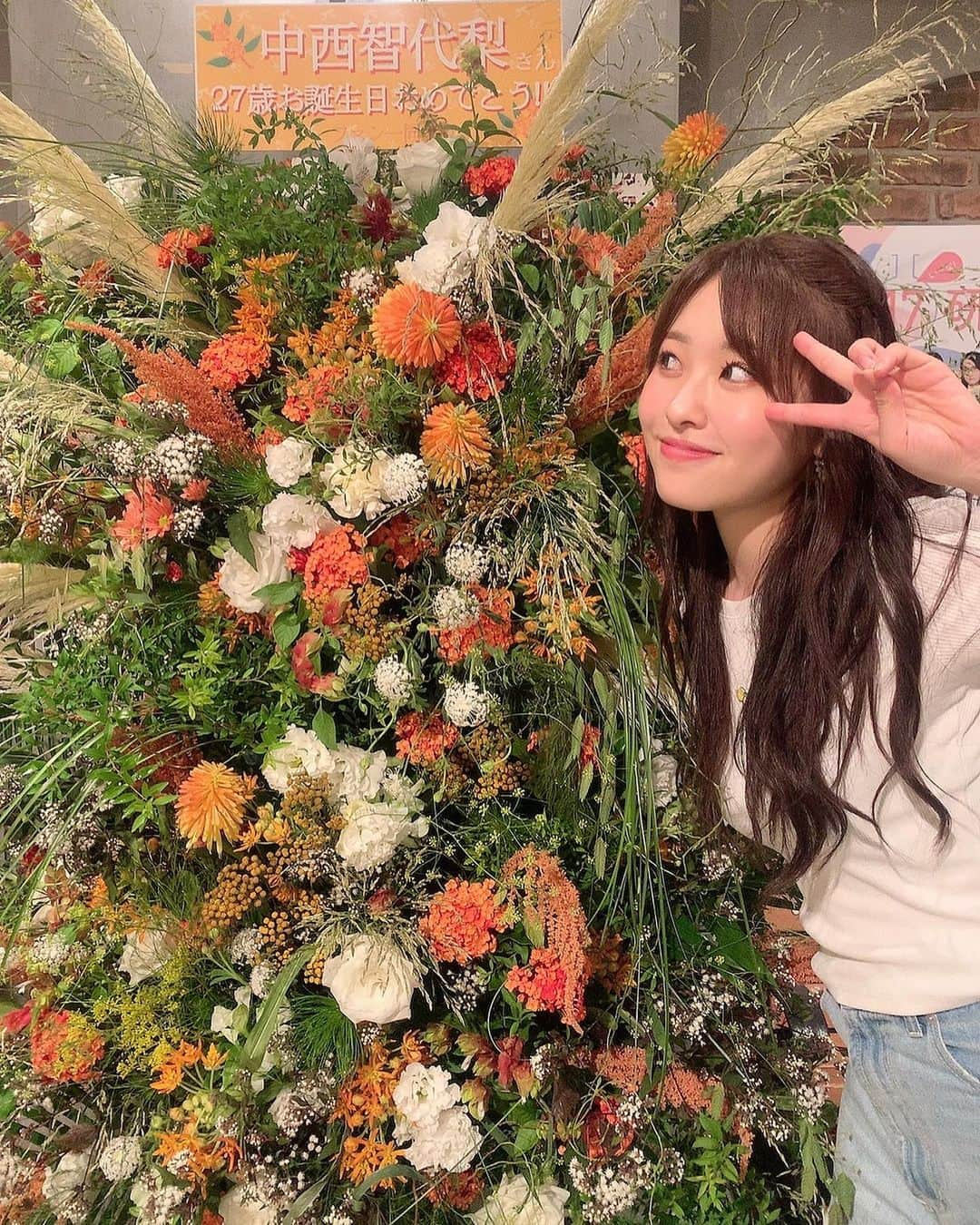 中西智代梨さんのインスタグラム写真 - (中西智代梨Instagram)「大人っぽいお花💐✨  おうちに飾るようも持って帰ったんだ♪ありがとうね🌼  また落ち着いたら言葉にします😌  #生誕祭#公演#みんな大好き」9月19日 0時00分 - sukiyaki_daisuki512