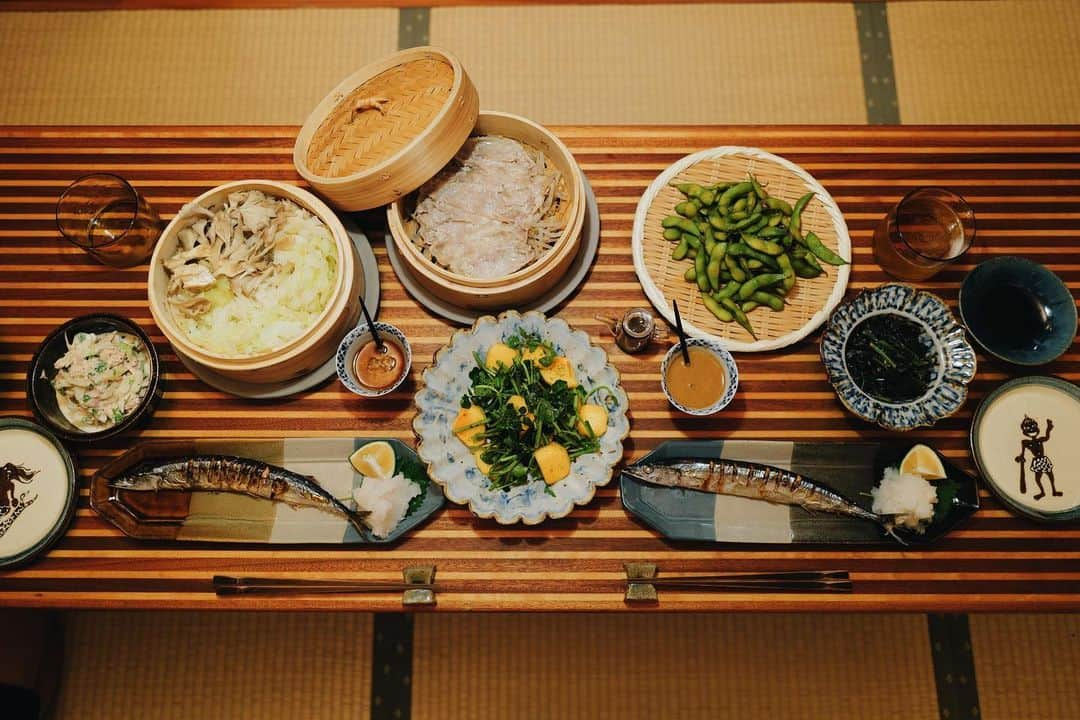 高山都さんのインスタグラム写真 - (高山都Instagram)「昨日の晩ごはん。 用事で帰宅が遅くなり、えーめんどくさいーーーー🙃って気持ちの方が実は強くて、干し芋かじりながら作り始めた19時半。 集中力が高まってくると、楽しくなってくるから料理って不思議だわぁ。 🙋🏻‍♂️リクエストが野菜たくさんだったので、あっさりめの秋味献立に。 豚ともやし、キャベツと舞茸のせいろ蒸し。 タレは2種。 ピーナッツペーストベースに甘酸っぱいごまだれ。 生姜とニンニクたっぷりの中華だれ。 (1かけ強ずつすりおろして、顆粒鶏がらスープ小さじ1、ちょっぴり甜菜糖、塩、胡麻油大さじ3くらい) 焼き秋刀魚 金時草の柚子胡椒オイル和え 柿とクレソンのサラダ セロリとツナのシーザーサラダ風 茹でたで枝豆 #みやれゴハン 昨日のうつわも、 #銀座手仕事直売所 で出会った素敵なものたち。 ほんとうにしっくりくる手仕事で、使うのが楽しい。 本日最終日ですよー。 連日大盛況なようなので、行かれる方はお早めに。」9月19日 9時24分 - miyare38