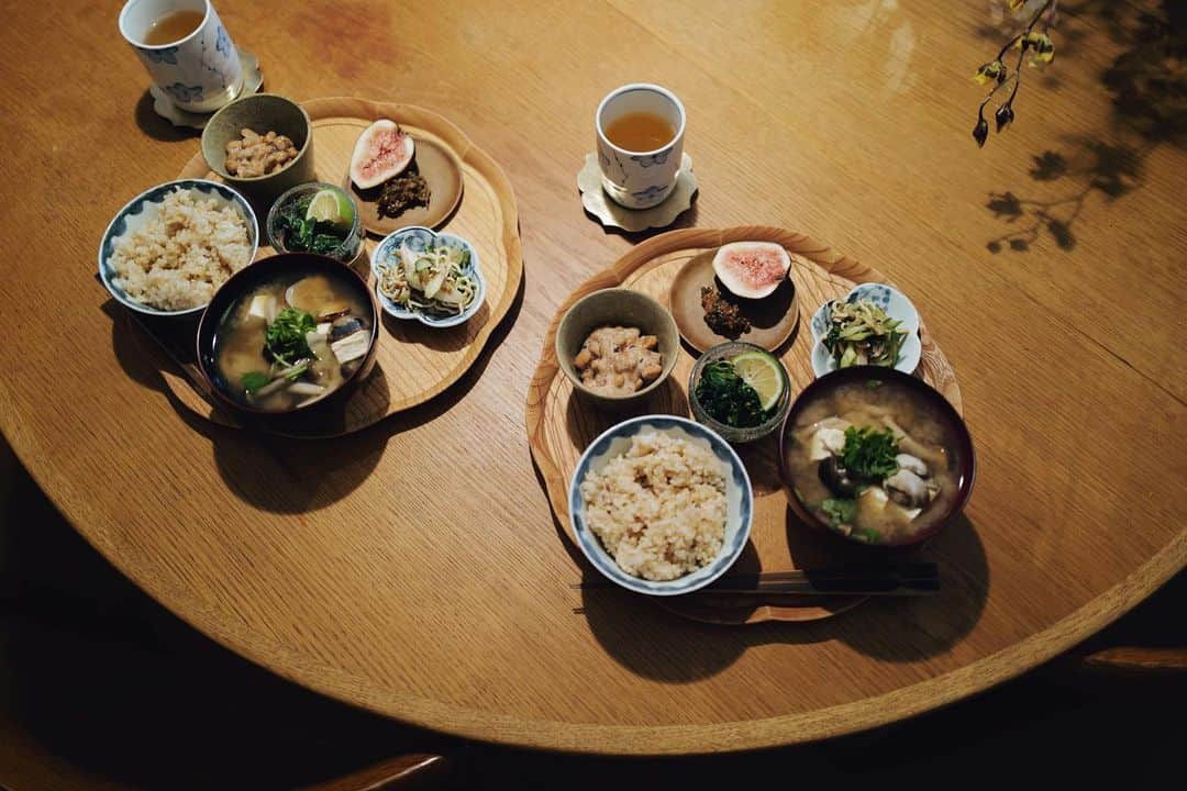 高山都さんのインスタグラム写真 - (高山都Instagram)「小さい豆皿や小鉢が好きで、何年もかけて集めています。昨日はちょっとシックな装いの朝ごはん。 アサリの味噌汁の出汁の美味しさよ…。 @daybyday__2016 の #江頭さんの玄米 に、モロヘイヤのおひたし、納豆…など。 #みやれゴハン 2022年9月18日の記録」9月19日 12時43分 - miyare38