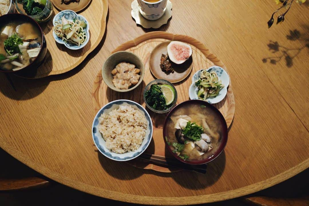 高山都さんのインスタグラム写真 - (高山都Instagram)「小さい豆皿や小鉢が好きで、何年もかけて集めています。昨日はちょっとシックな装いの朝ごはん。 アサリの味噌汁の出汁の美味しさよ…。 @daybyday__2016 の #江頭さんの玄米 に、モロヘイヤのおひたし、納豆…など。 #みやれゴハン 2022年9月18日の記録」9月19日 12時43分 - miyare38