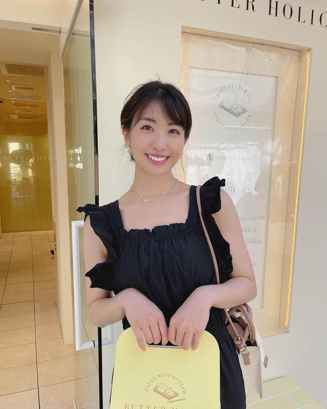 関根ささらさんのインスタグラム写真 - (関根ささらInstagram)「鎌倉に新しくオープンした #butterholic へ🧈💛 . . 外観も店内も可愛すぎて映えでしかなかった、、！ もちろん販売されているバターたっぷりの #ナポレオンパイ も美味しすぎました☺️🍓💗 . . 店内での写真は別の投稿で🫶🏻 . . #鎌倉カフェ #鎌倉グルメ #鎌倉観光 #鎌倉ランチ #鎌倉食べ歩き #鎌倉 #kamakura #japan #sweetstagram #食べスタグラム #スイーツ巡り #スイーツ好き #すいーつぐらむ #映えスイーツ #映えグルメ」9月19日 13時31分 - sasarasekine